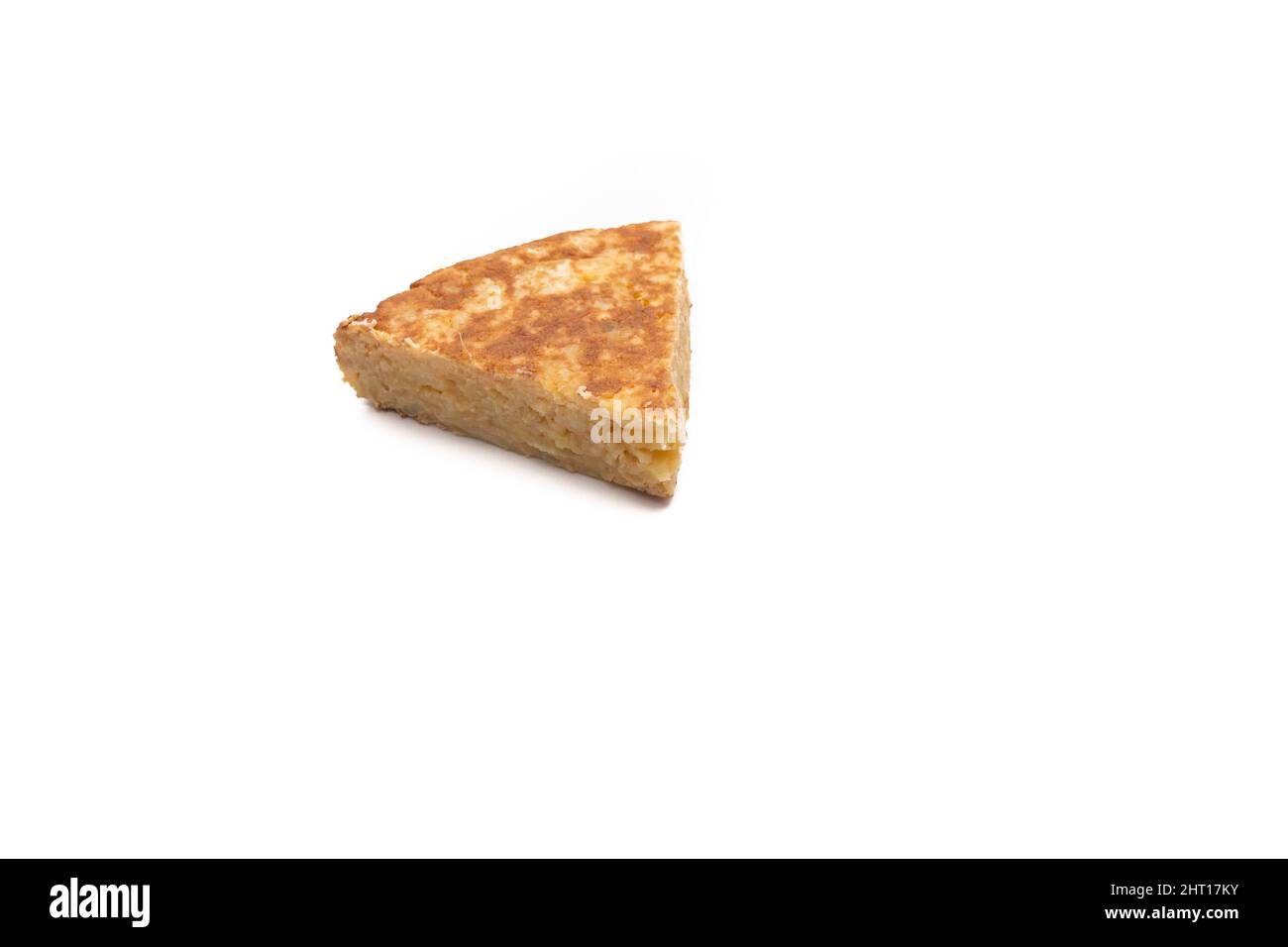 Kartoffelomelett, bekannt als „Spanisches Omelett“. Sehr verbraucht in Spanien. Isoliert auf weißem Hintergrund. Spanisches Speisekonzept. Stockfoto