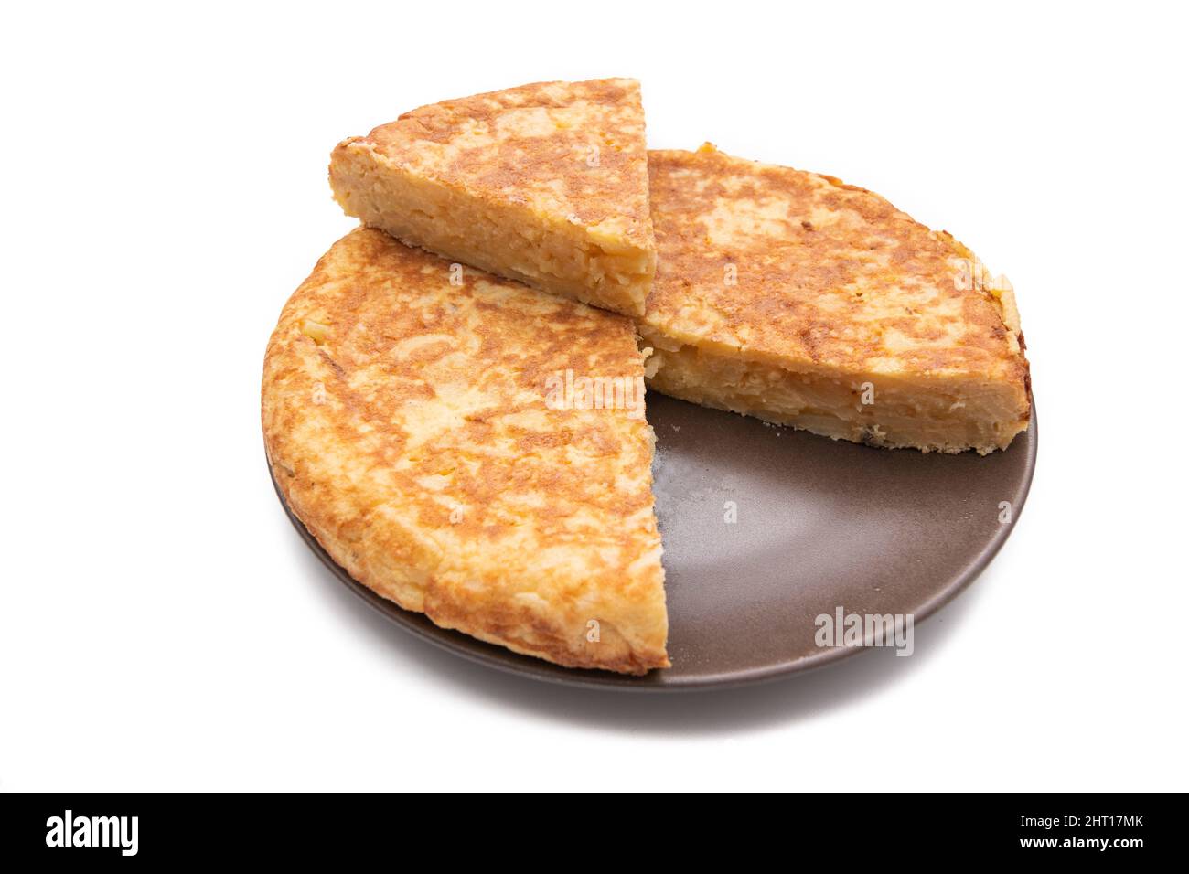Kartoffelomelett, bekannt als „Spanisches Omelett“. Sehr verbraucht in Spanien. Isoliert auf weißem Hintergrund. Spanisches Speisekonzept. Stockfoto
