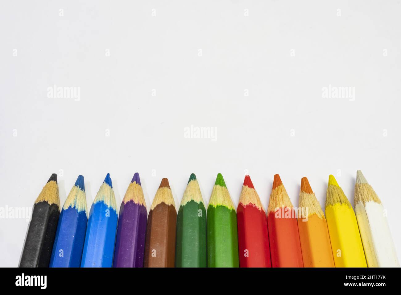 Farbstifte auf weißem Hintergrund Stockfoto