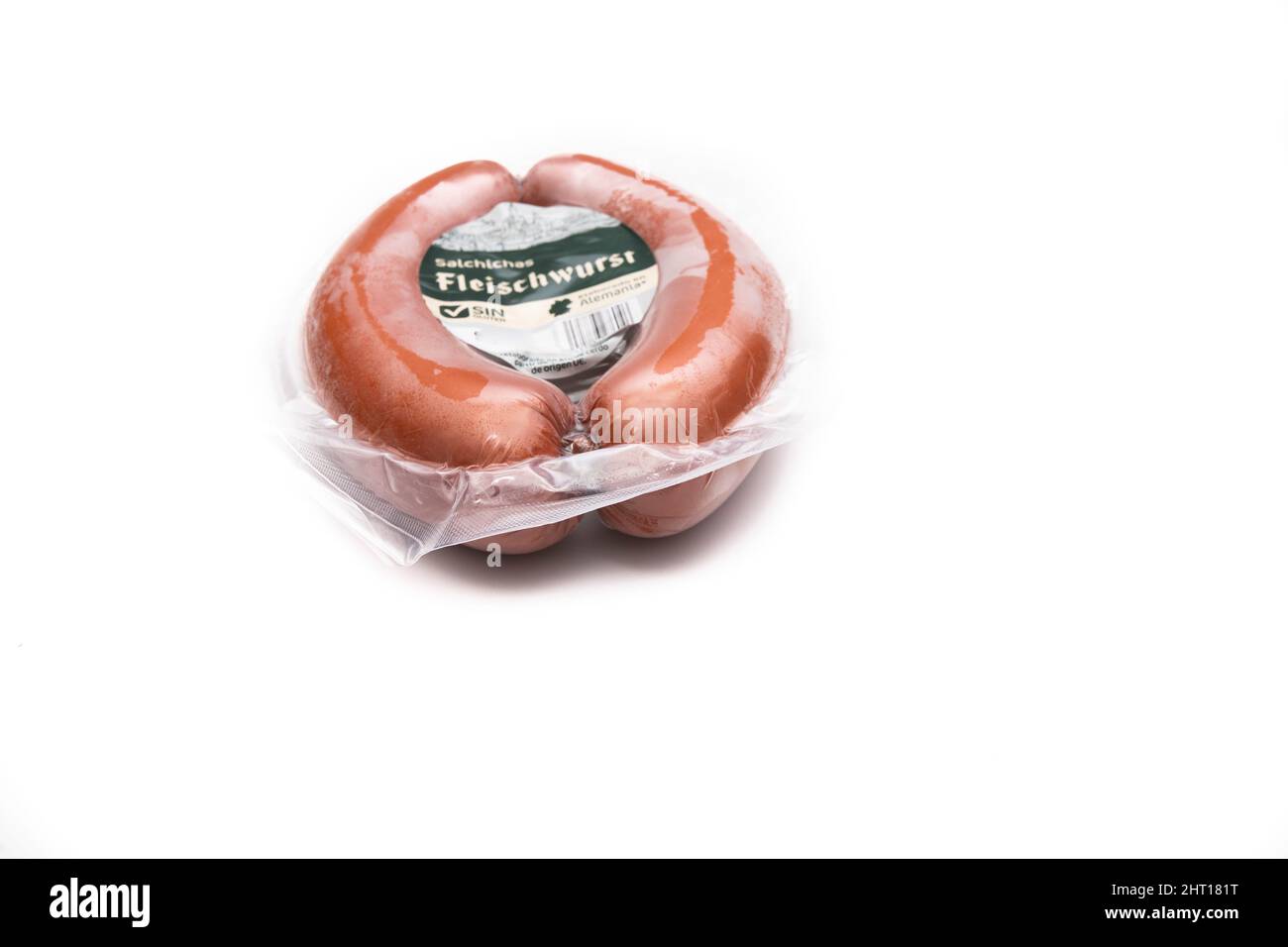 Abgepackte Fleischwurst, Deutsche Wurst. Isoliert auf weißem Hintergrund. Deutsches Lebensmittelkonzept. Stockfoto