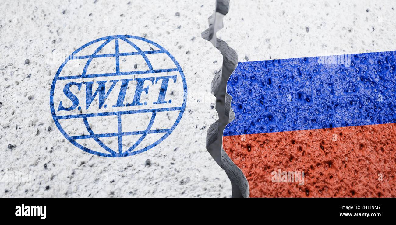 Konzept: Sanktionen gegen Russland durch Ausschluss Russlands aus dem Swift-Netzwerk. Rissiger Beton mit der russischen Flagge und dem Logo von S.W.I.F.T. Stockfoto