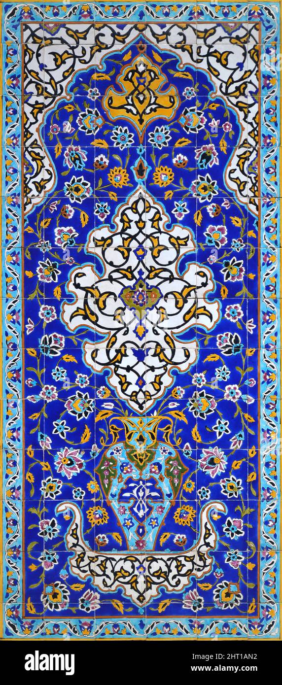 Alte, traditionelle Keramikfliesen, Muster aus Blumen und Ornamenten, die an der Wand des Golestan Palace Komplexes in Teheran, Iran, ragen. Stockfoto