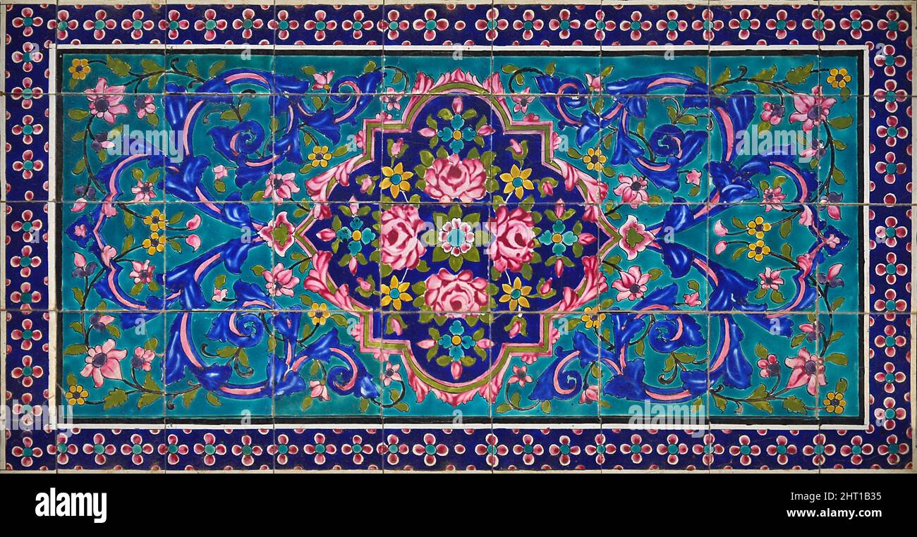 Alte, traditionelle Keramikfliesen, Muster aus Blumen und Ornamenten, die an der Wand des Golestan Palace Komplexes in Teheran, Iran, ragen. Stockfoto