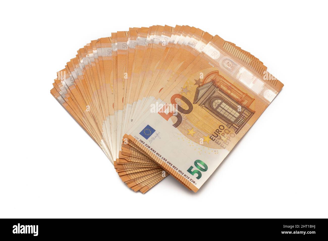 50-Euro-Scheine verteilen sich in Form eines Ventilators. Isoliert auf weißem Hintergrund. Stockfoto