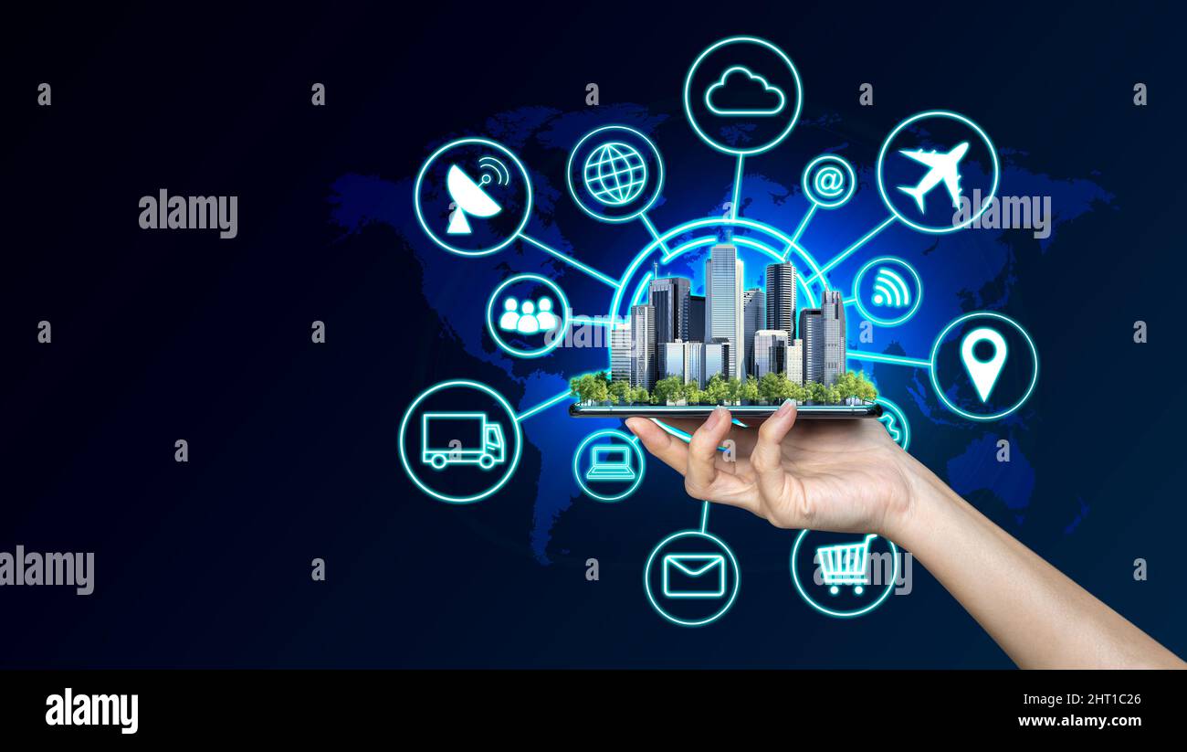 Geschäftsmann hält ein digitales Mobiltelefon mit Smart City und Symbolen, vernetzt das Internet der Dinge. Stockfoto