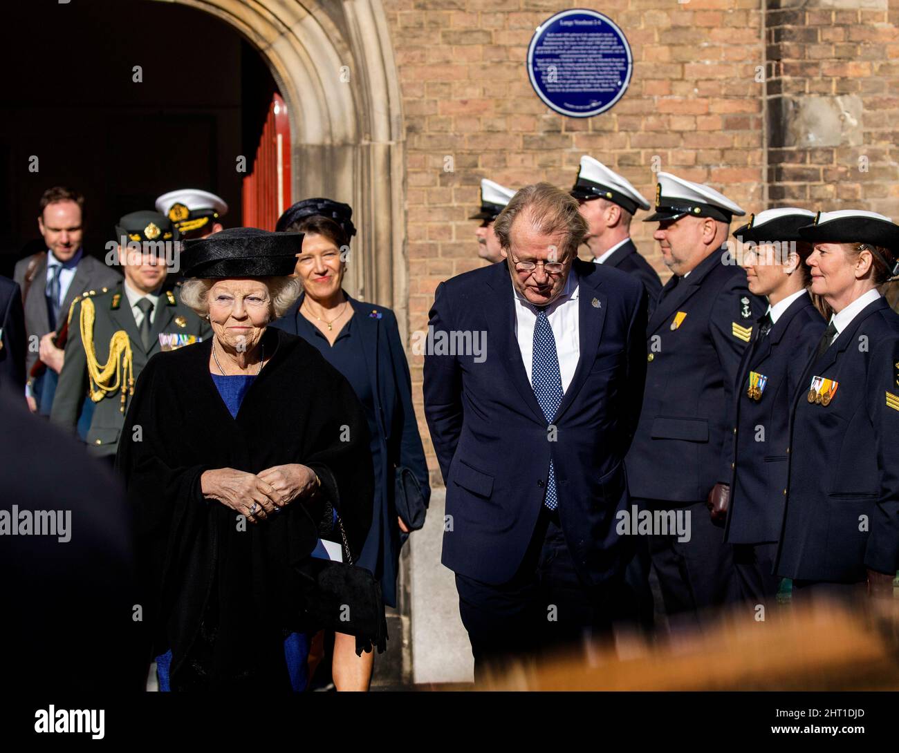 Den Haag, Niederlande. 26.. Februar 2022. Prinzessin Beatrix von den Niederlanden verlässt am 26. Februar 2022 das Kloosterkerk in Den Haag, nachdem sie am 80.. Jahrestag der Schlacht in der Java-See mit der Schlacht in der Java-See teilgenommen hatte, das niederländische Geschwader unter dem Kommando von Konteradmiral Karel Doorman, zusammen mit Australiern, Englische und amerikanische Schiffe versuchten am 27. Und 28. Februar 1942, eine japanische Invasion auf Java zu stoppen.Quelle: Albert Nieboer/Netherlands OUT/Point de Vue OUT/dpa/Alamy Live News Stockfoto