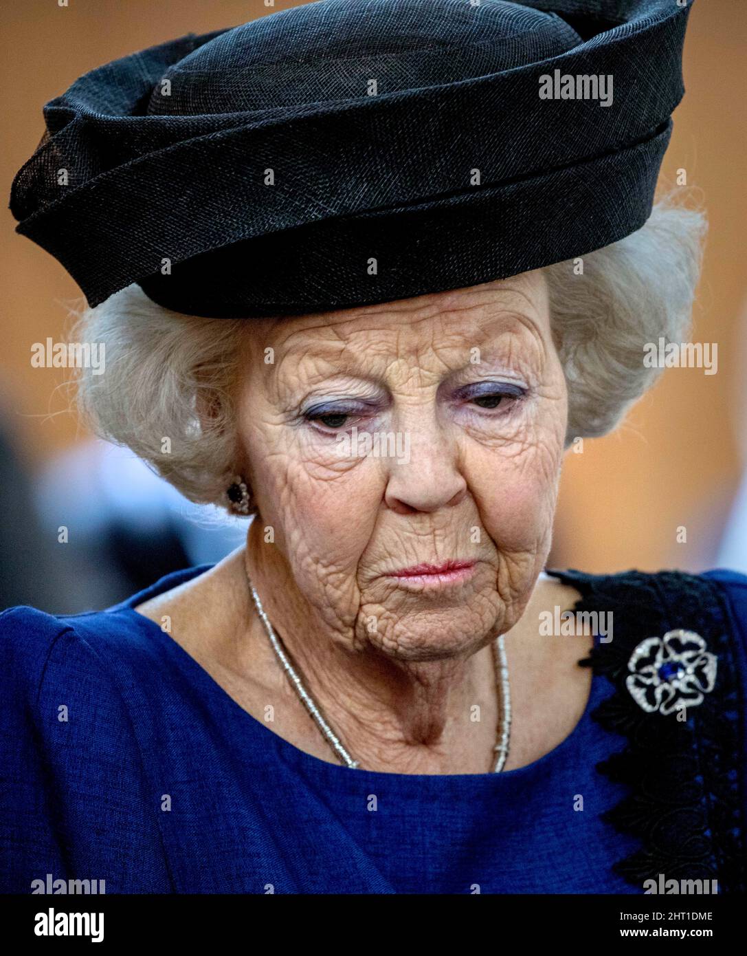 Den Haag, Niederlande. 26.. Februar 2022. Prinzessin Beatrix der Niederlande auf der Kloosterkerk in Den Haag, am 26. Februar 2022, zum 80.. Jahrestag der Schlacht in der Java-See, mit der Schlacht in der Java-See, die niederländische Geschwader unter dem Kommando von Konteradmiral Karel Türsteher, zusammen mit australischen, Englische und amerikanische Schiffe versuchten am 27. Und 28. Februar 1942, eine japanische Invasion auf Java zu stoppen.Quelle: Albert Nieboer/Netherlands OUT/Point de Vue OUT/dpa/Alamy Live News Stockfoto