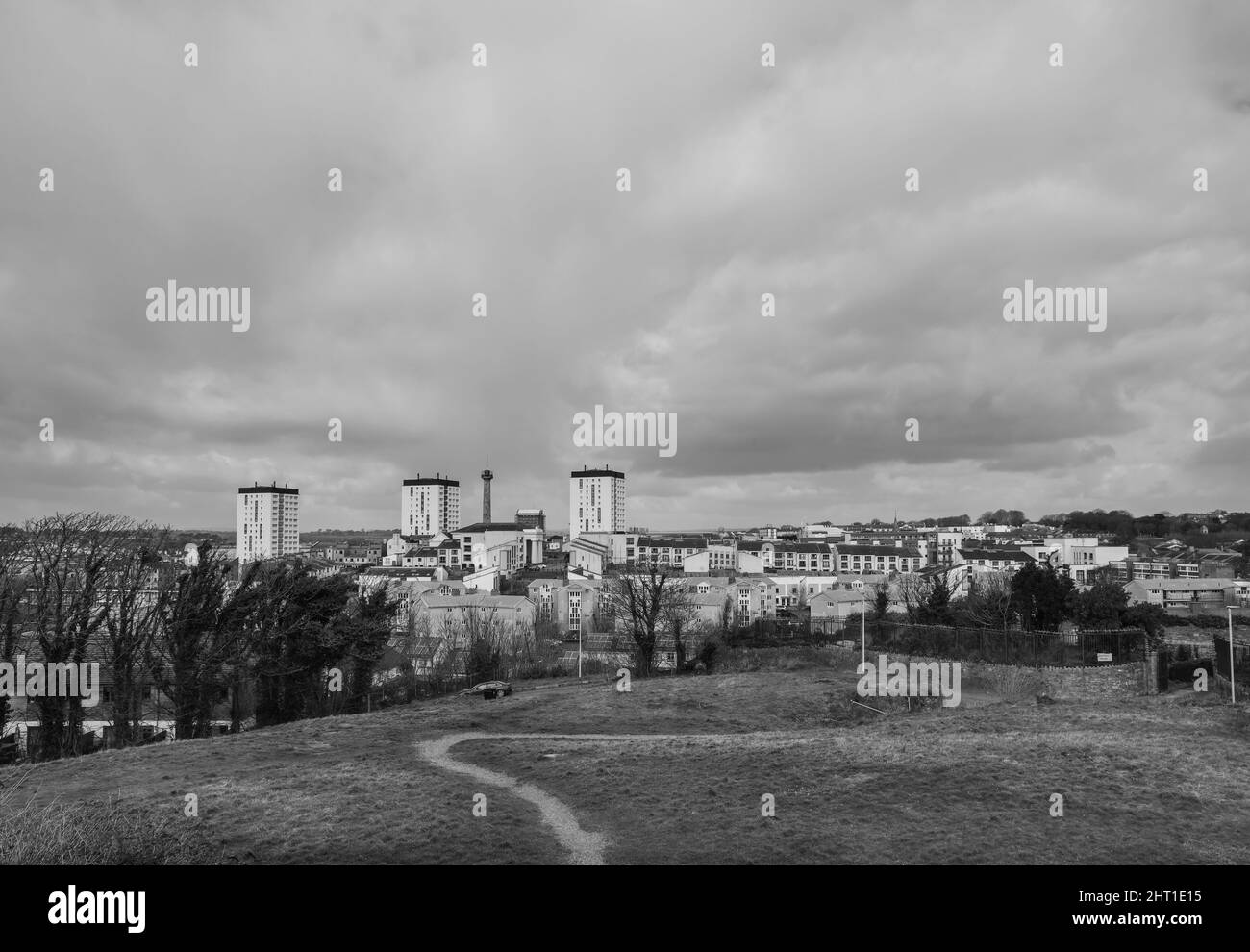 Pembroke Estate in Devenport galt einst als benachteiligt, aber nach der Regeneration blüht. Die Hochhauswohnungen der Devonport Towers sind nach GRE umkleidet Stockfoto