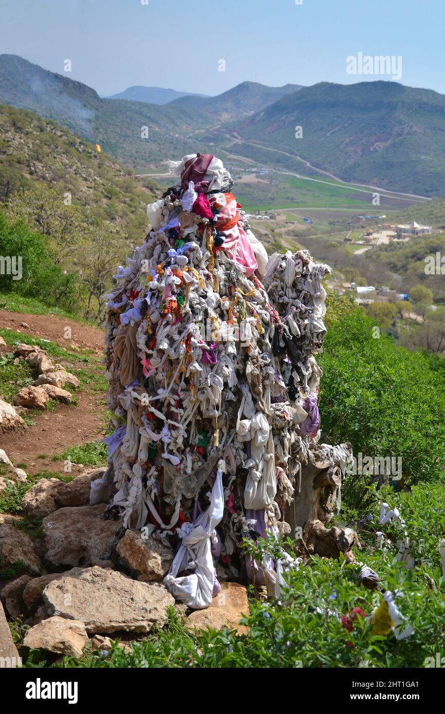 Lalish ist ein wichtiger yezidischer heiliger Ort in Irakisch-Kurdistan. Ein Haufen Knoten aus farbigen Stoffen, ein Knoten bedeutet einen geschlossenen Wunsch. Stockfoto