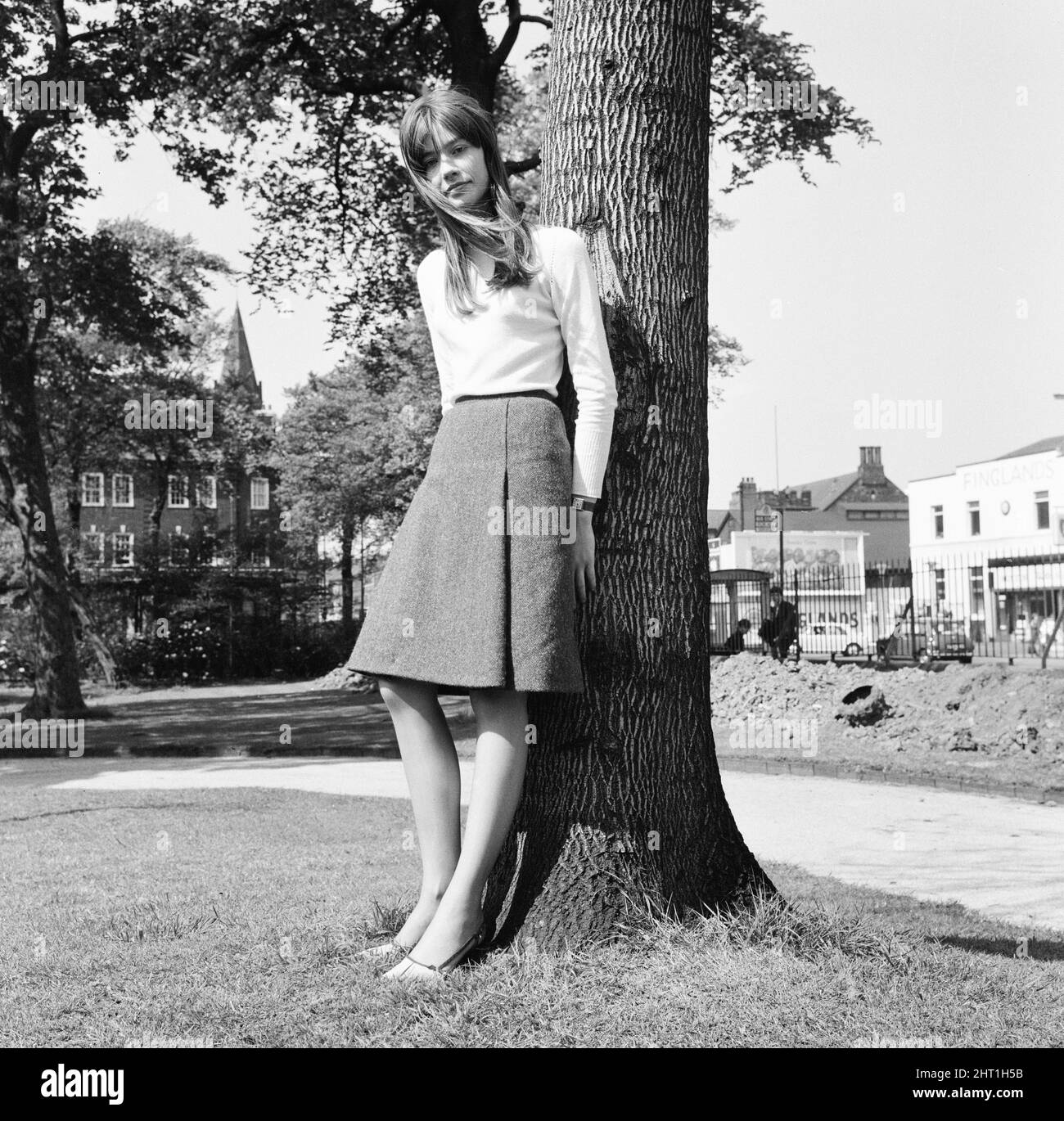 Francoise Hardy, französische Sängerin, abgebildet in Platt Fields Park, Fallowfield, Manchester, 13.. Mai 1965. Francoise Hardy macht eine Pause von den Proben in den BBC Studios, Dickenson Road, Rusholme, wo sie heute Abend auf Top of the Pops auftreten wird. Stockfoto