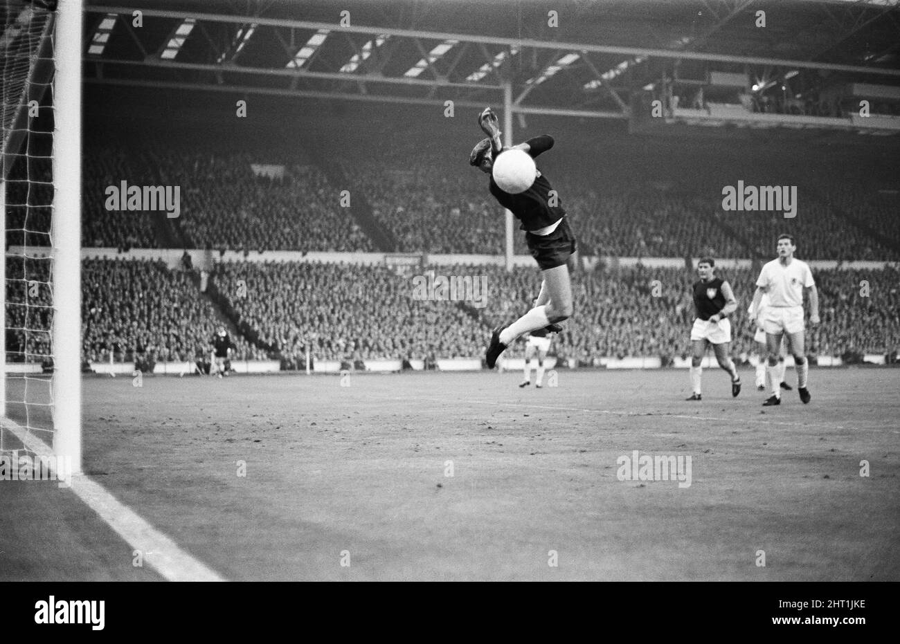 Finale des Europapokal der Pokalsieger im Wembley-Stadion. West Ham United 2 V 1860 München 0. Aktion aus dem Spiel. 19. Mai 1965. Stockfoto
