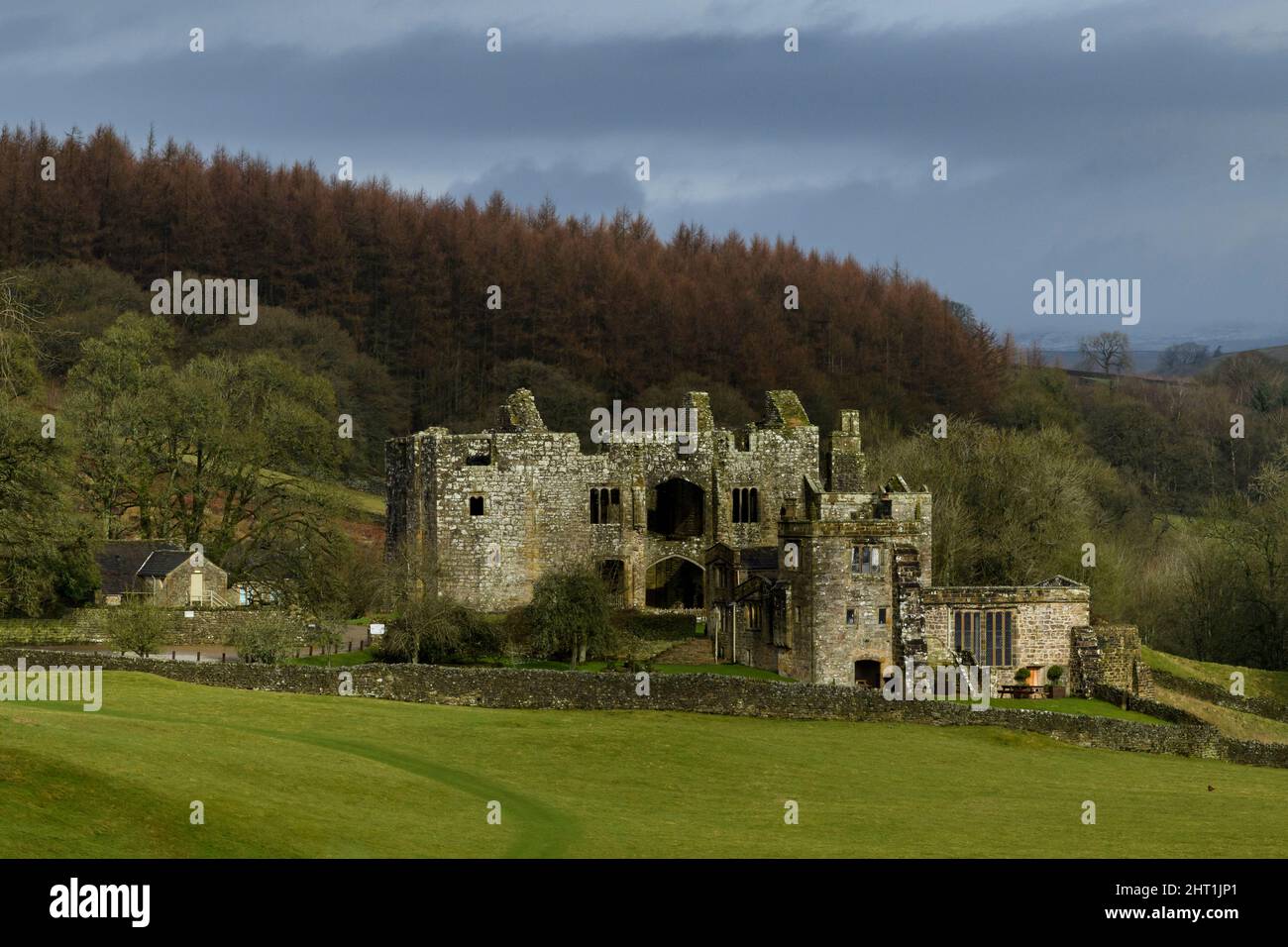 Barden Tower (historisches altes Jagdschloss in wunderschöner malerischer Landschaft) - landschaftlich reizvoller ländlicher Bolton Abbey Estate, Yorkshire Dales, England, Großbritannien. Stockfoto