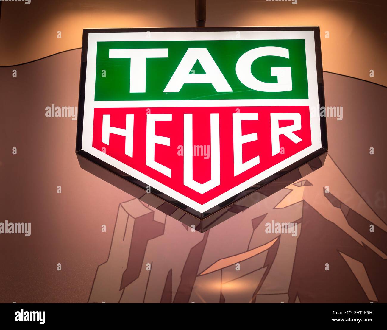 Zürich, Schweiz - 30. Dezember 2021: TAG Heuer ist ein Schweizer Luxusuhrmacher, der Uhren und Modezubehör entwirft, herstellt und vermarktet Stockfoto