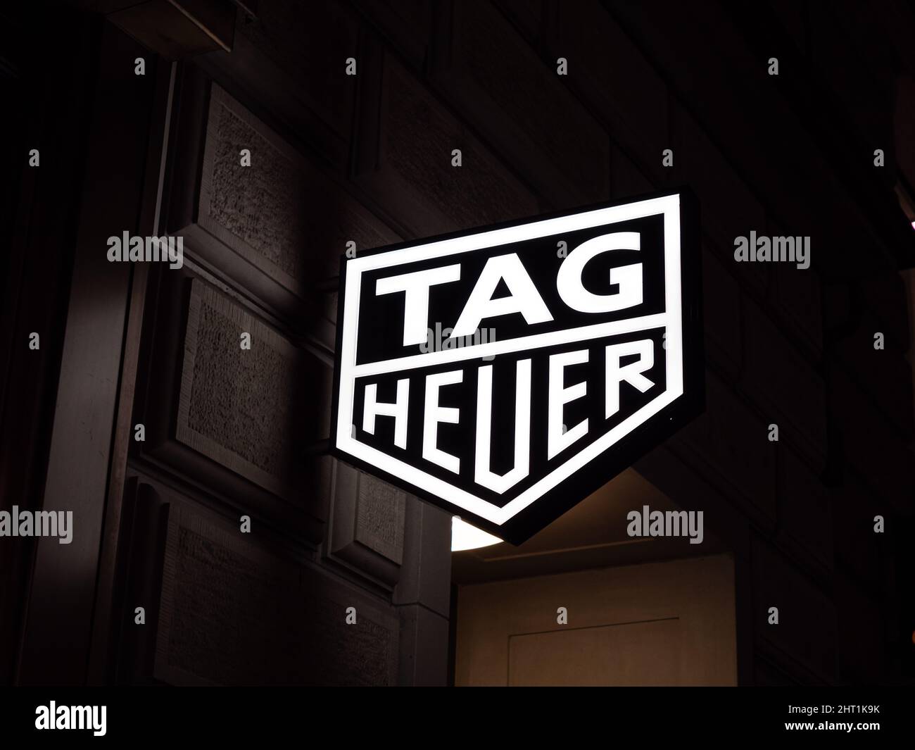 Zürich, Schweiz - 30. Dezember 2021: TAG Heuer ist ein Schweizer Luxusuhrmacher, der Uhren und Modezubehör entwirft, herstellt und vermarktet Stockfoto