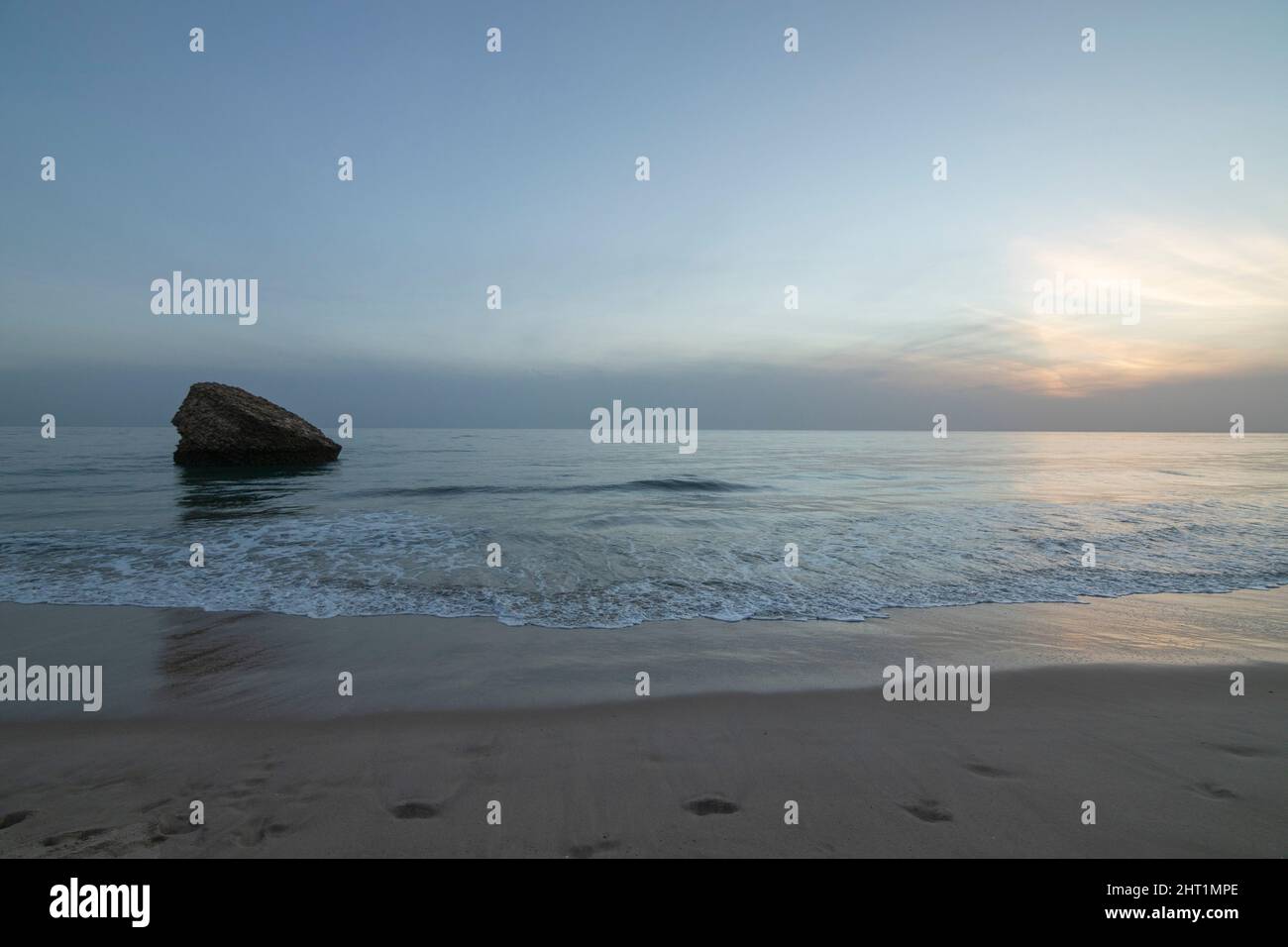 Schöner Strand in Matalascanas, Spanien. Turm namens Torre de la higuera. Stockfoto