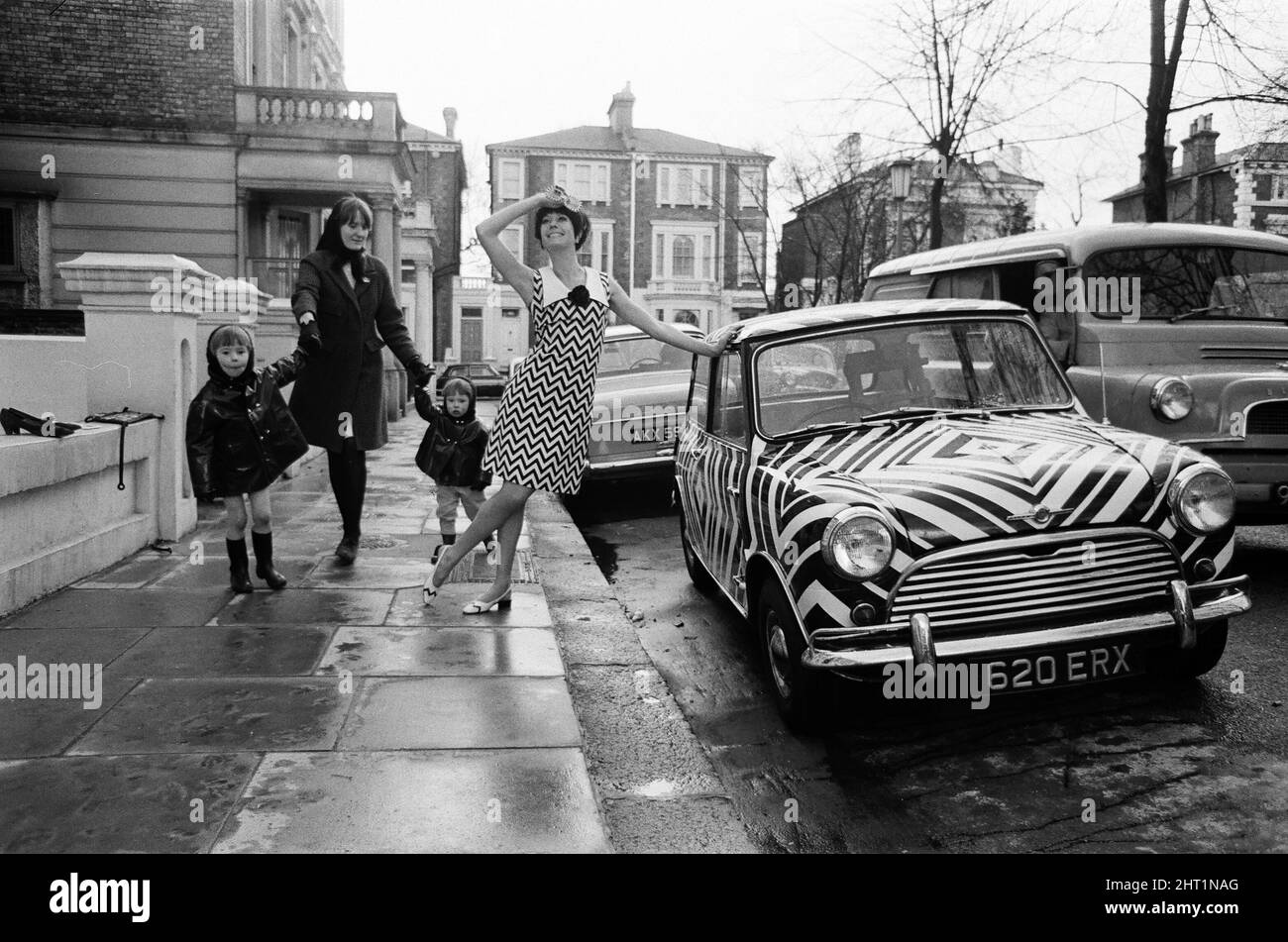 Hier ist es! Das Auto für das Mädchen Op Art (optisches Kunstmädchen), das alle ihre Accessoires passend mag, abgebildet am 24.. März 1966. Die Kunst wurde von der Amateurkünstlerin Danae Brook entworfen und angewendet, und das Auto steht in Thames Ditton, Surrey, zum Verkauf und kostet 385 £. Aber das beinhaltet nicht die Kosten für das Kleid, entworfen von Shubelle & das kostet 79 Schilling. Stockfoto
