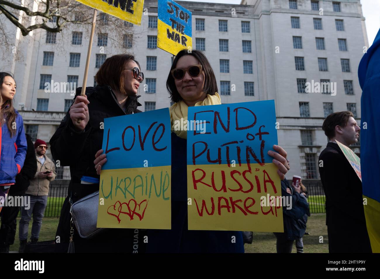 London, Großbritannien. 26.. Februar 2022. Ukrainer und Anhänger protestieren vor der Downing Street, während russische Truppen Regionen der Ukraine angreifen und besetzen. Demonstranten fordern ein Ende des Krieges und Boris Johnson verhängt Sanktionen gegen Russland, einige vergleichen Putin mit Hitler. Quelle: Joao Daniel Pereira Stockfoto