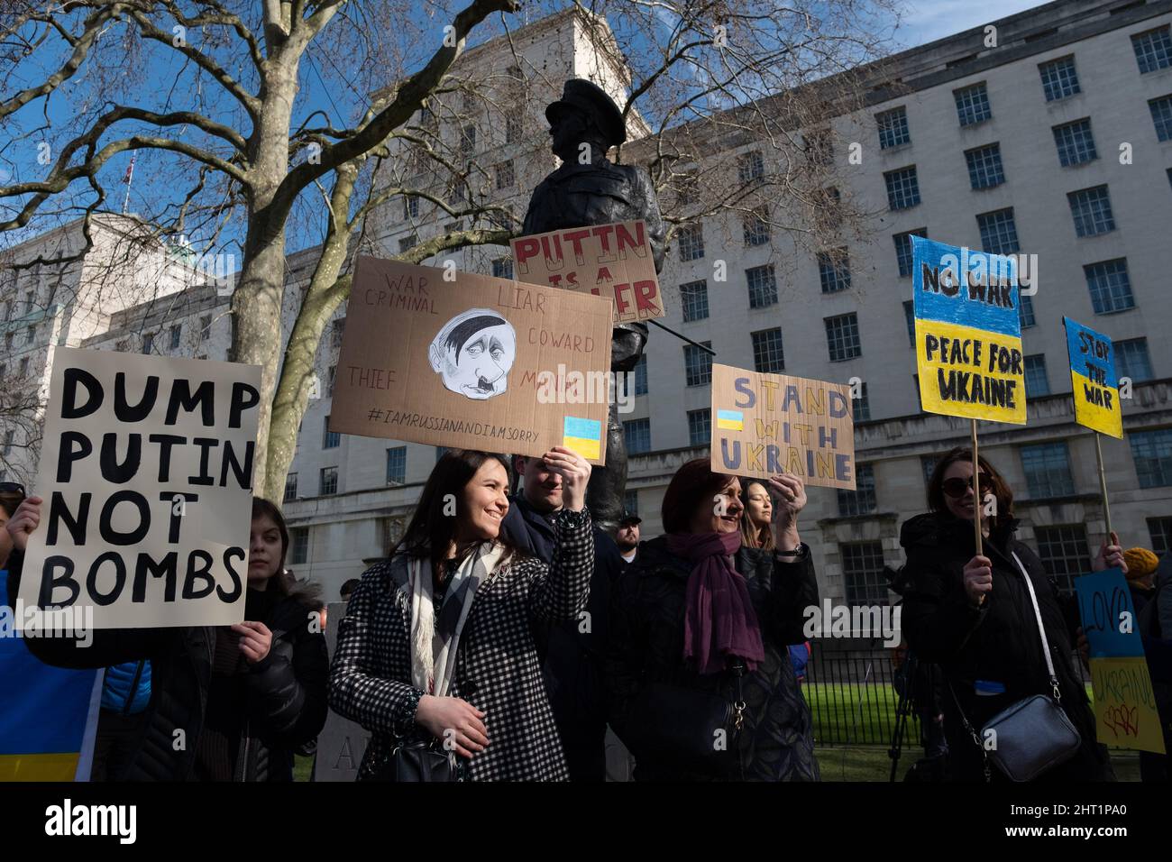 London, Großbritannien. 26.. Februar 2022. Ukrainer und Anhänger protestieren vor der Downing Street, während russische Truppen Regionen der Ukraine angreifen und besetzen. Demonstranten fordern ein Ende des Krieges und Boris Johnson verhängt Sanktionen gegen Russland, einige vergleichen Putin mit Hitler. Quelle: Joao Daniel Pereira Stockfoto
