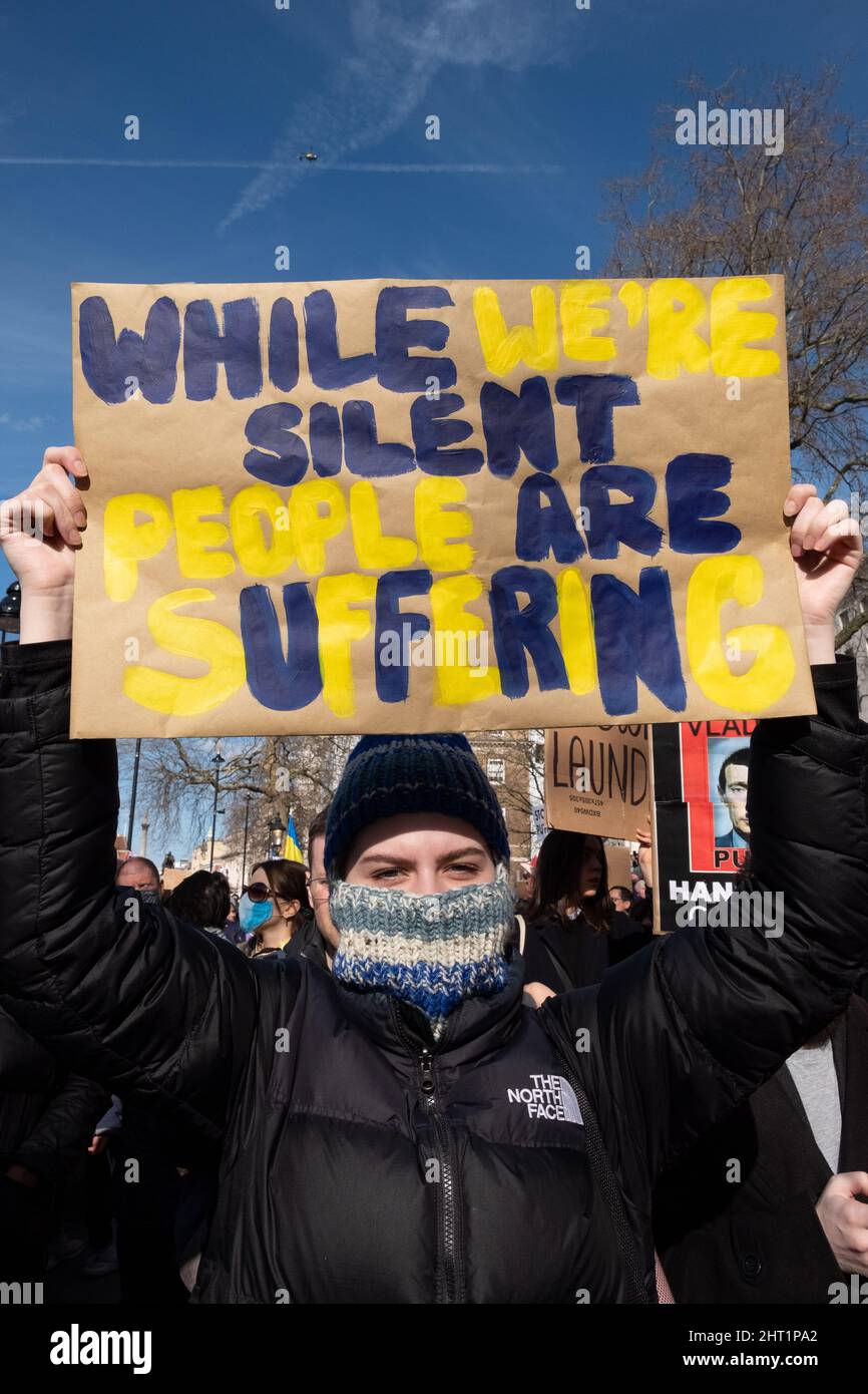 London, Großbritannien. 26.. Februar 2022. Ukrainer und Anhänger protestieren vor der Downing Street, während russische Truppen Regionen der Ukraine angreifen und besetzen. Demonstranten fordern ein Ende des Krieges und Boris Johnson verhängt Sanktionen gegen Russland, einige vergleichen Putin mit Hitler. Quelle: Joao Daniel Pereira Stockfoto
