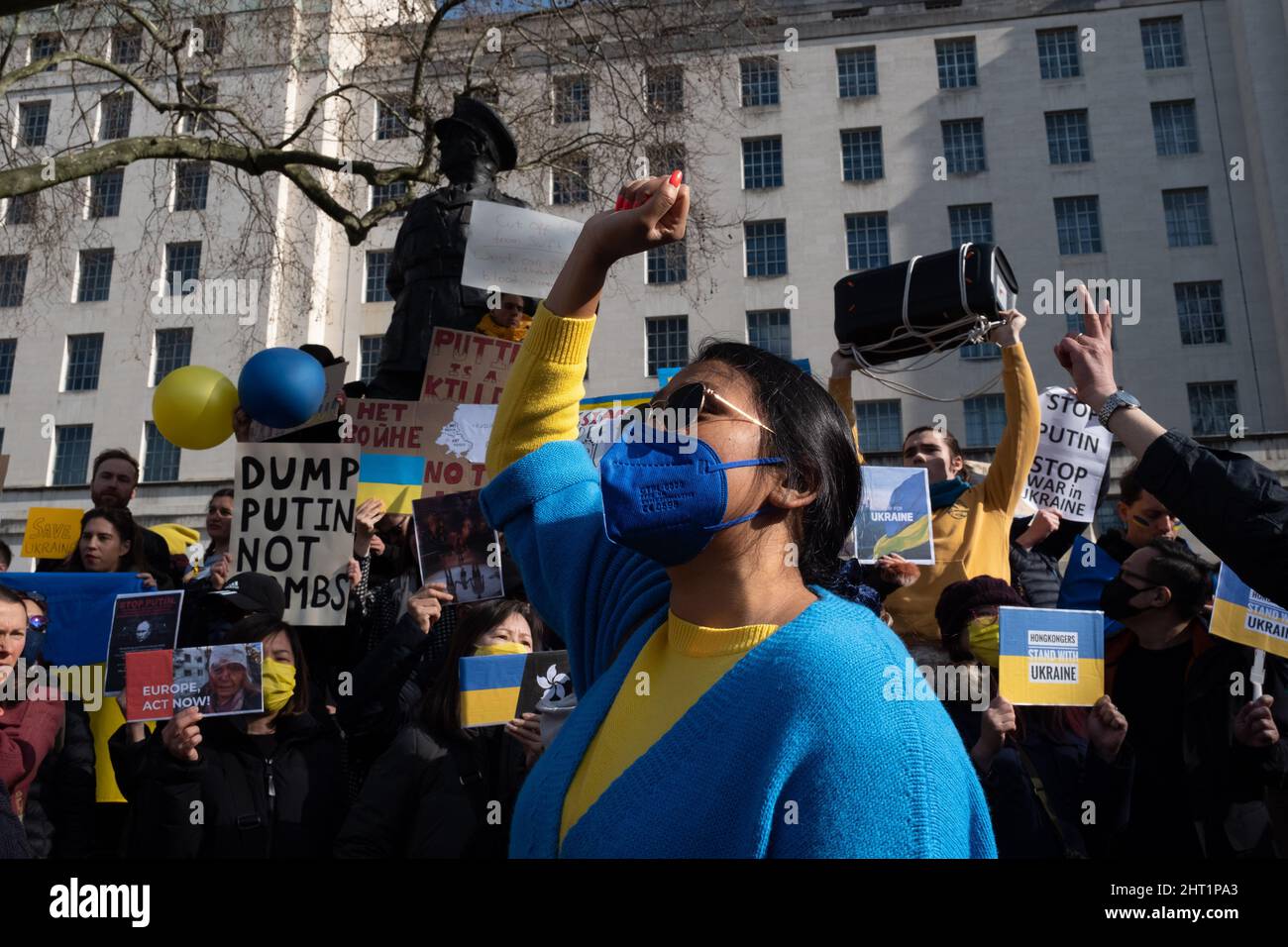 London, Großbritannien. 26.. Februar 2022. Ukrainer und Anhänger protestieren vor der Downing Street, während russische Truppen Regionen der Ukraine angreifen und besetzen. Demonstranten fordern ein Ende des Krieges und Boris Johnson verhängt Sanktionen gegen Russland, einige vergleichen Putin mit Hitler. Quelle: Joao Daniel Pereira Stockfoto