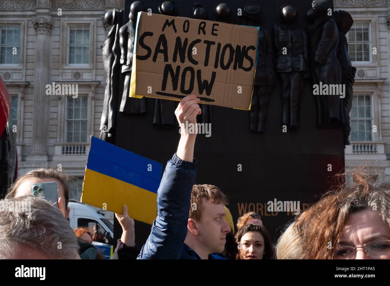 London, Großbritannien. 26.. Februar 2022. Ukrainer und Anhänger protestieren vor der Downing Street, während russische Truppen Regionen der Ukraine angreifen und besetzen. Demonstranten fordern ein Ende des Krieges und Boris Johnson verhängt Sanktionen gegen Russland, einige vergleichen Putin mit Hitler. Quelle: Joao Daniel Pereira Stockfoto