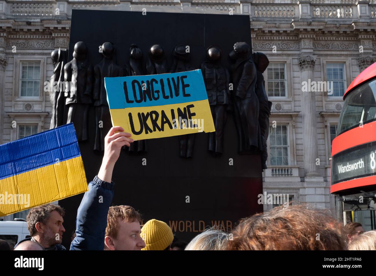 London, Großbritannien. 26.. Februar 2022. Ukrainer und Anhänger protestieren vor der Downing Street, während russische Truppen Regionen der Ukraine angreifen und besetzen. Demonstranten fordern ein Ende des Krieges und Boris Johnson verhängt Sanktionen gegen Russland, einige vergleichen Putin mit Hitler. Quelle: Joao Daniel Pereira Stockfoto