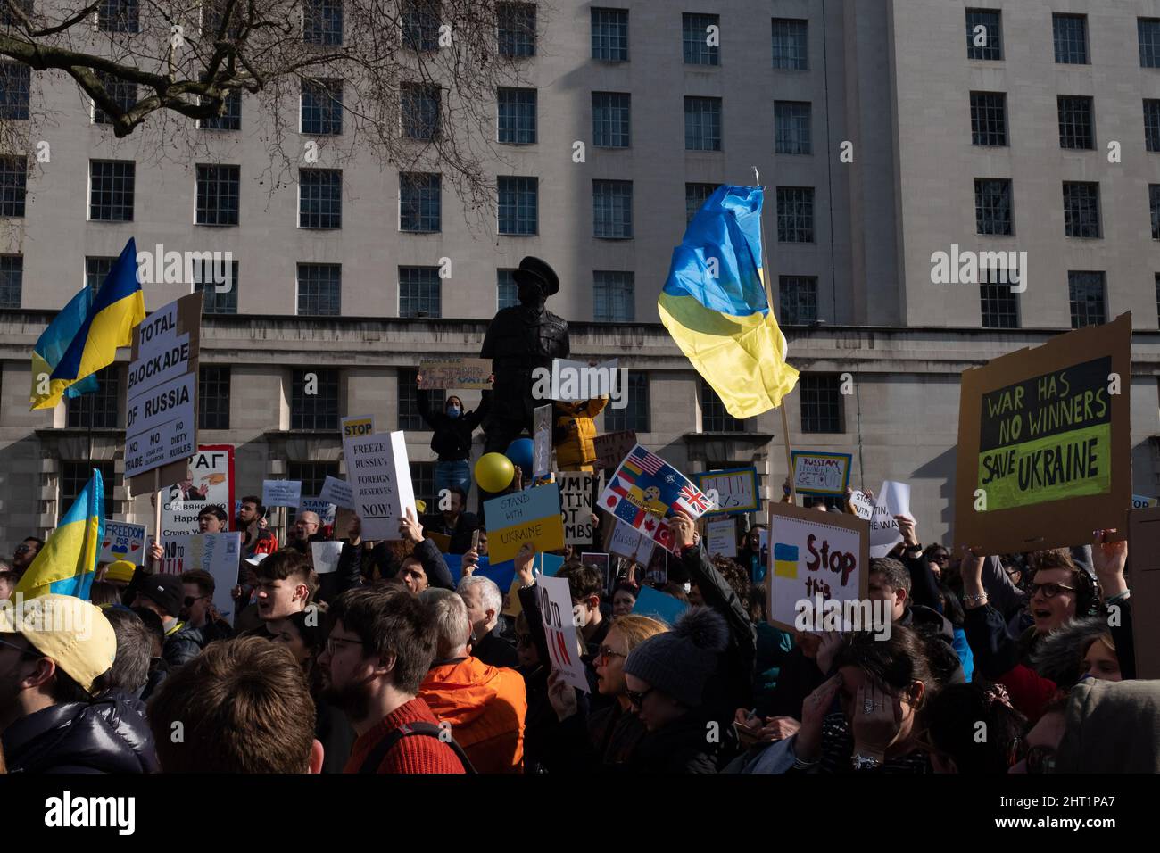 London, Großbritannien. 26.. Februar 2022. Ukrainer und Anhänger protestieren vor der Downing Street, während russische Truppen Regionen der Ukraine angreifen und besetzen. Demonstranten fordern ein Ende des Krieges und Boris Johnson verhängt Sanktionen gegen Russland, einige vergleichen Putin mit Hitler. Quelle: Joao Daniel Pereira Stockfoto