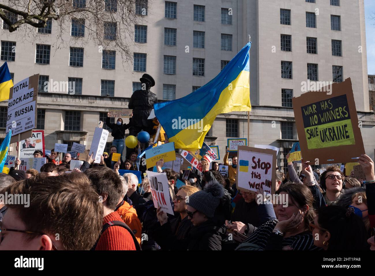 London, Großbritannien. 26.. Februar 2022. Ukrainer und Anhänger protestieren vor der Downing Street, während russische Truppen Regionen der Ukraine angreifen und besetzen. Demonstranten fordern ein Ende des Krieges und Boris Johnson verhängt Sanktionen gegen Russland, einige vergleichen Putin mit Hitler. Quelle: Joao Daniel Pereira Stockfoto