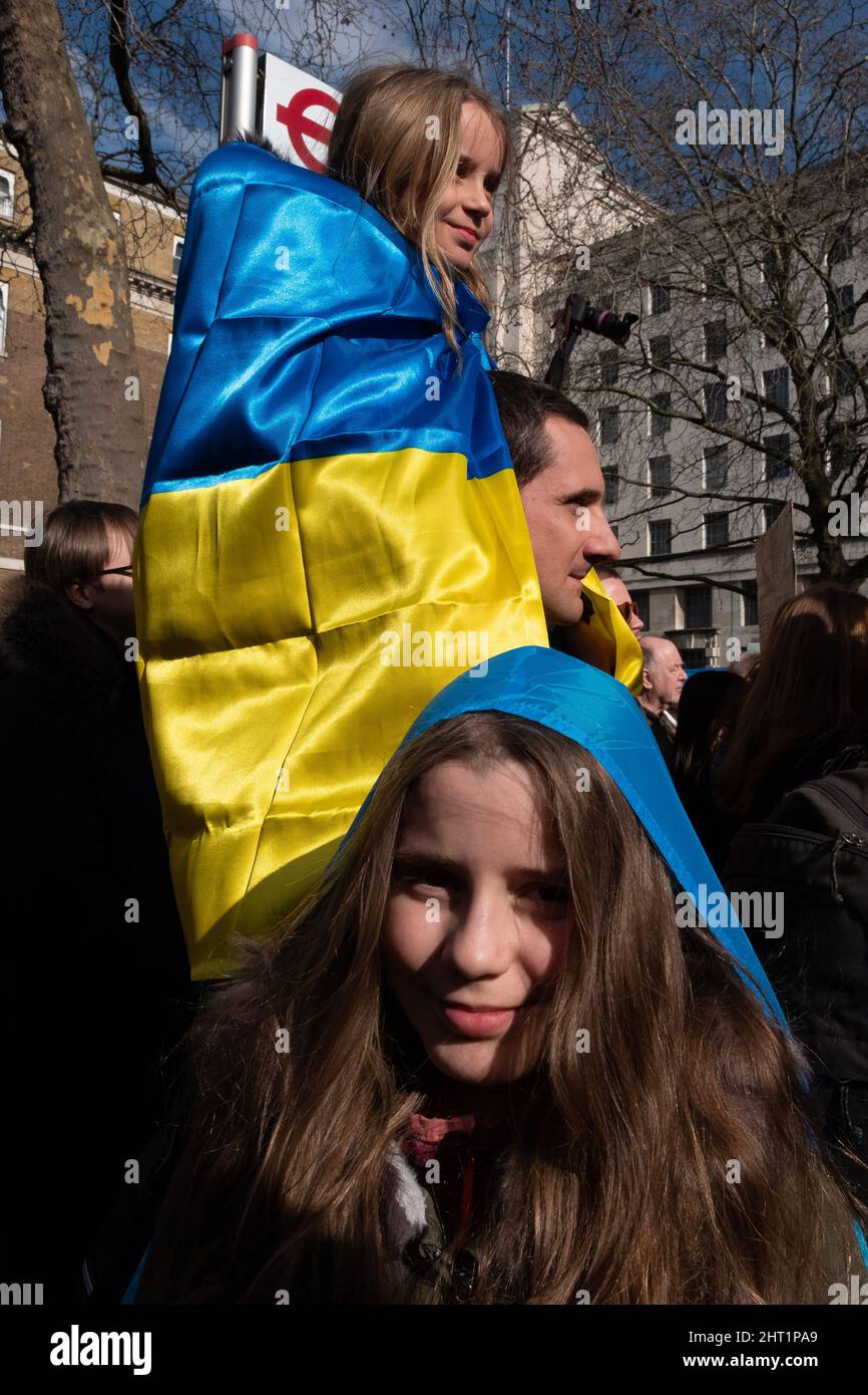 London, Großbritannien. 26.. Februar 2022. Ukrainer und Anhänger protestieren vor der Downing Street, während russische Truppen Regionen der Ukraine angreifen und besetzen. Demonstranten fordern ein Ende des Krieges und Boris Johnson verhängt Sanktionen gegen Russland, einige vergleichen Putin mit Hitler. Quelle: Joao Daniel Pereira Stockfoto