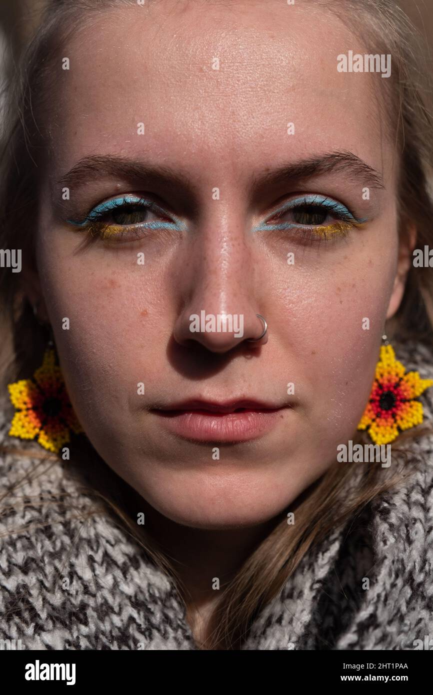 London, Großbritannien. 26.. Februar 2022. Ukrainer und Anhänger protestieren vor der Downing Street, während russische Truppen Regionen der Ukraine angreifen und besetzen. Demonstranten fordern ein Ende des Krieges und Boris Johnson verhängt Sanktionen gegen Russland, einige vergleichen Putin mit Hitler. Quelle: Joao Daniel Pereira Stockfoto