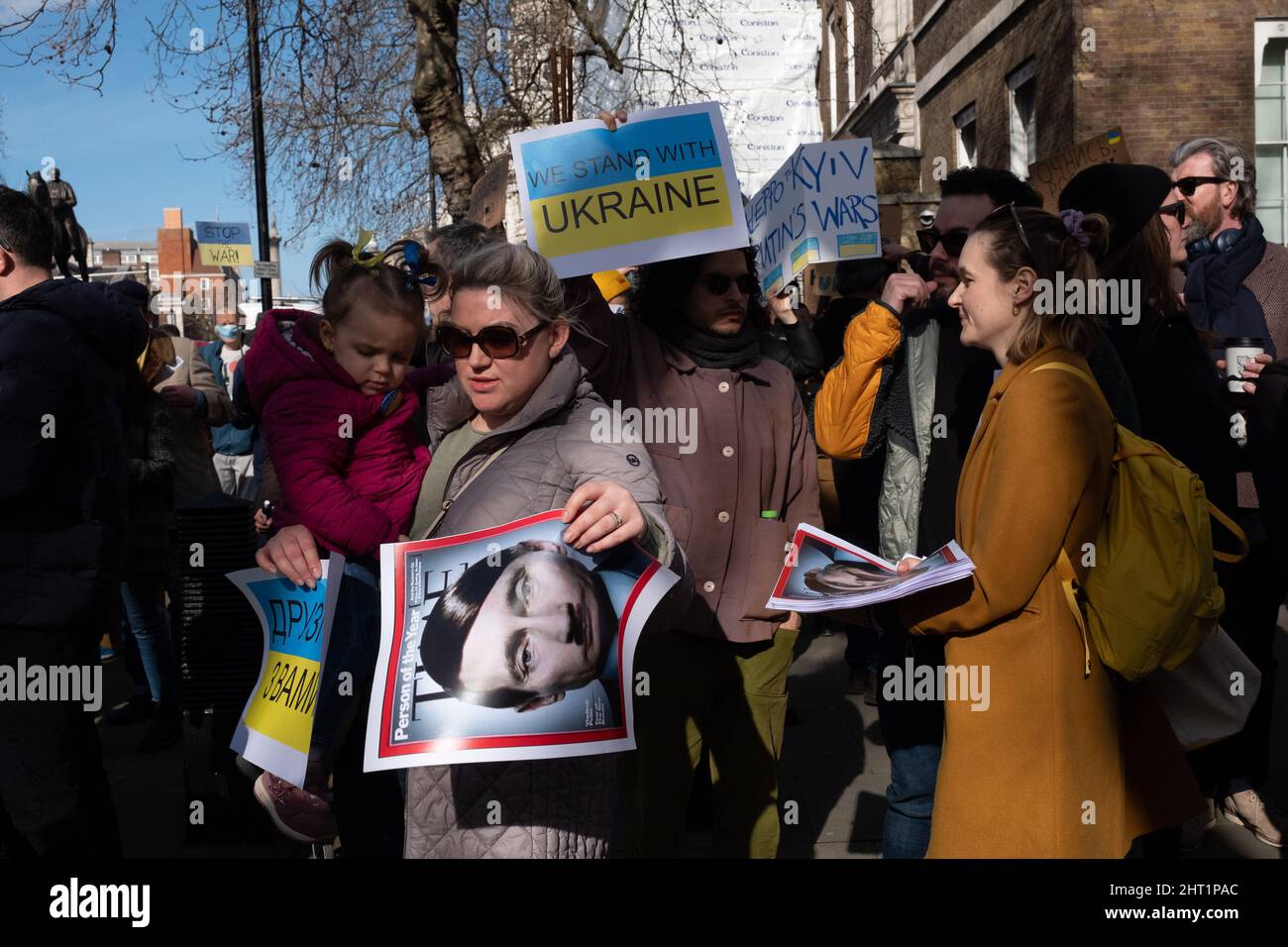 London, Großbritannien. 26.. Februar 2022. Ukrainer und Anhänger protestieren vor der Downing Street, während russische Truppen Regionen der Ukraine angreifen und besetzen. Demonstranten fordern ein Ende des Krieges und Boris Johnson verhängt Sanktionen gegen Russland, einige vergleichen Putin mit Hitler. Quelle: Joao Daniel Pereira Stockfoto