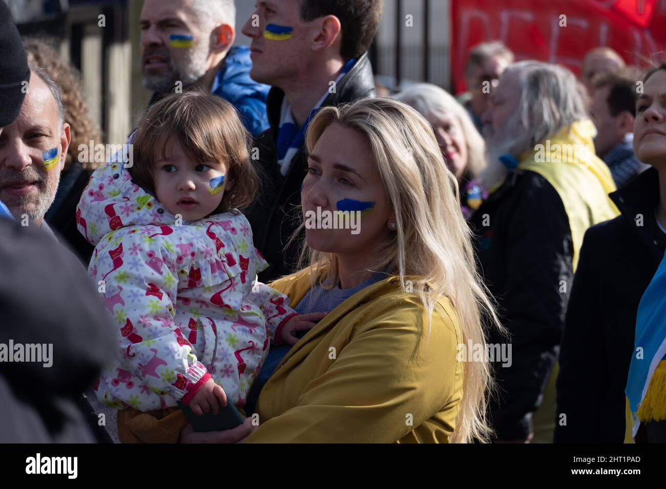 London, Großbritannien. 26.. Februar 2022. Ukrainer und Anhänger protestieren vor der Downing Street, während russische Truppen Regionen der Ukraine angreifen und besetzen. Demonstranten fordern ein Ende des Krieges und Boris Johnson verhängt Sanktionen gegen Russland, einige vergleichen Putin mit Hitler. Quelle: Joao Daniel Pereira Stockfoto