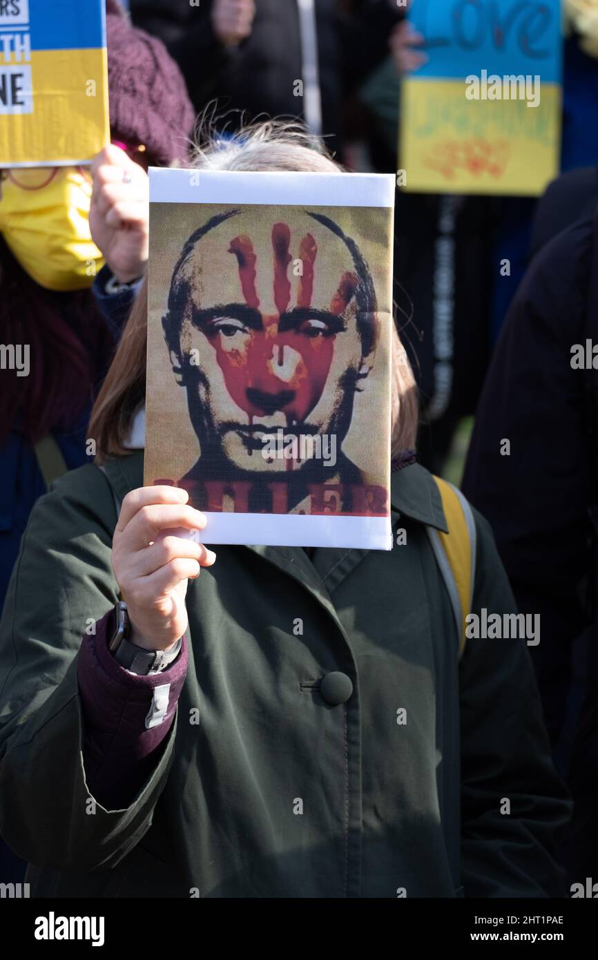 London, Großbritannien. 26.. Februar 2022. Ukrainer und Anhänger protestieren vor der Downing Street, während russische Truppen Regionen der Ukraine angreifen und besetzen. Demonstranten fordern ein Ende des Krieges und Boris Johnson verhängt Sanktionen gegen Russland, einige vergleichen Putin mit Hitler. Quelle: Joao Daniel Pereira Stockfoto