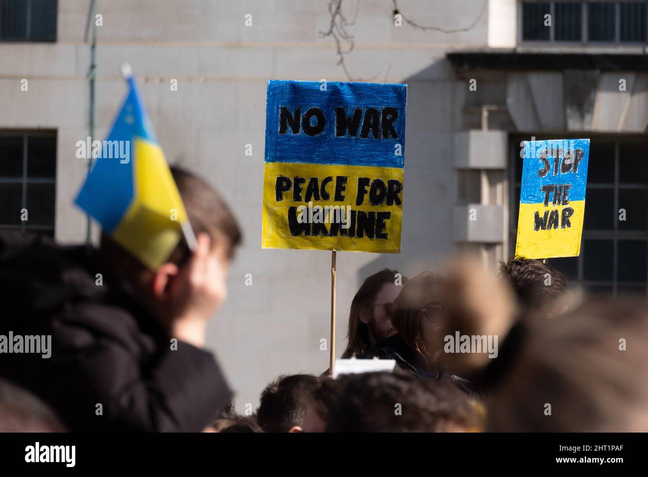 London, Großbritannien. 26.. Februar 2022. Ukrainer und Anhänger protestieren vor der Downing Street, während russische Truppen Regionen der Ukraine angreifen und besetzen. Demonstranten fordern ein Ende des Krieges und Boris Johnson verhängt Sanktionen gegen Russland, einige vergleichen Putin mit Hitler. Quelle: Joao Daniel Pereira Stockfoto