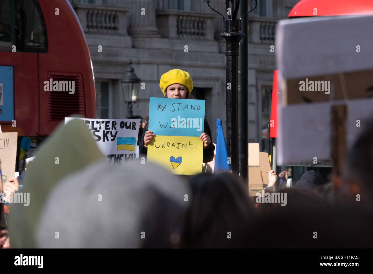 London, Großbritannien. 26.. Februar 2022. Ukrainer und Anhänger protestieren vor der Downing Street, während russische Truppen Regionen der Ukraine angreifen und besetzen. Demonstranten fordern ein Ende des Krieges und Boris Johnson verhängt Sanktionen gegen Russland, einige vergleichen Putin mit Hitler. Quelle: Joao Daniel Pereira Stockfoto