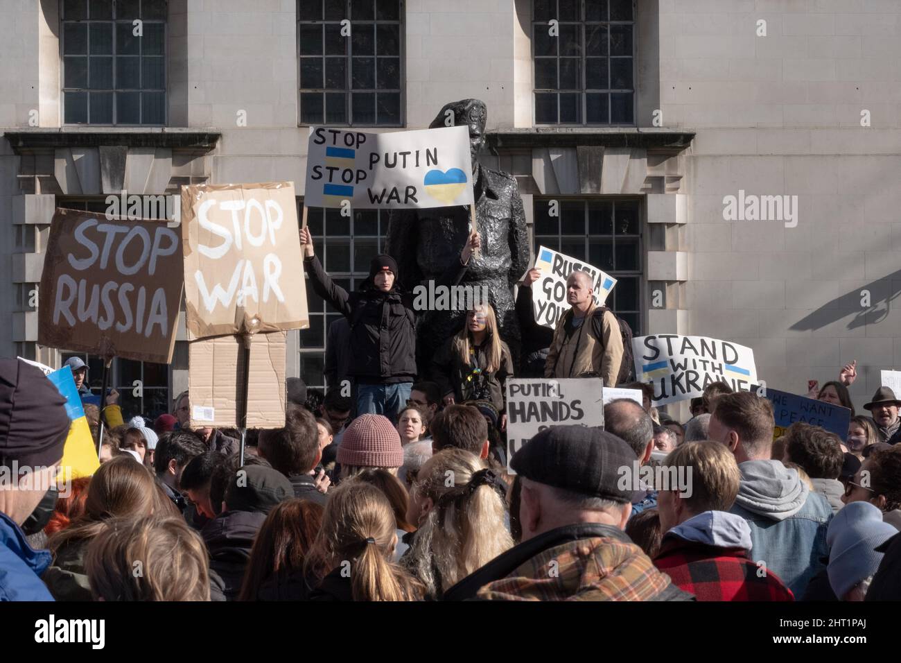 London, Großbritannien. 26.. Februar 2022. Ukrainer und Anhänger protestieren vor der Downing Street, während russische Truppen Regionen der Ukraine angreifen und besetzen. Demonstranten fordern ein Ende des Krieges und Boris Johnson verhängt Sanktionen gegen Russland, einige vergleichen Putin mit Hitler. Quelle: Joao Daniel Pereira Stockfoto