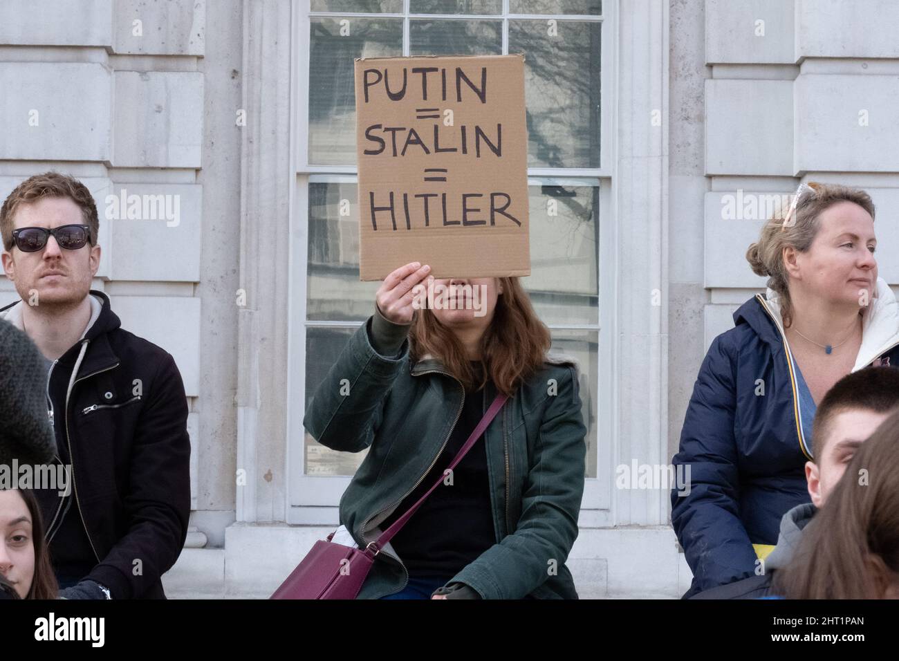 London, Großbritannien. 26.. Februar 2022. Ukrainer und Anhänger protestieren vor der Downing Street, während russische Truppen Regionen der Ukraine angreifen und besetzen. Demonstranten fordern ein Ende des Krieges und Boris Johnson verhängt Sanktionen gegen Russland, einige vergleichen Putin mit Hitler. Quelle: Joao Daniel Pereira Stockfoto
