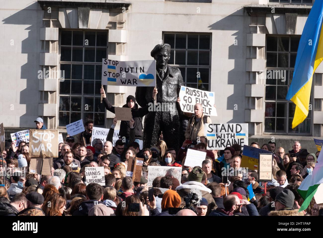London, Großbritannien. 26.. Februar 2022. Ukrainer und Anhänger protestieren vor der Downing Street, während russische Truppen Regionen der Ukraine angreifen und besetzen. Demonstranten fordern ein Ende des Krieges und Boris Johnson verhängt Sanktionen gegen Russland, einige vergleichen Putin mit Hitler. Quelle: Joao Daniel Pereira Stockfoto