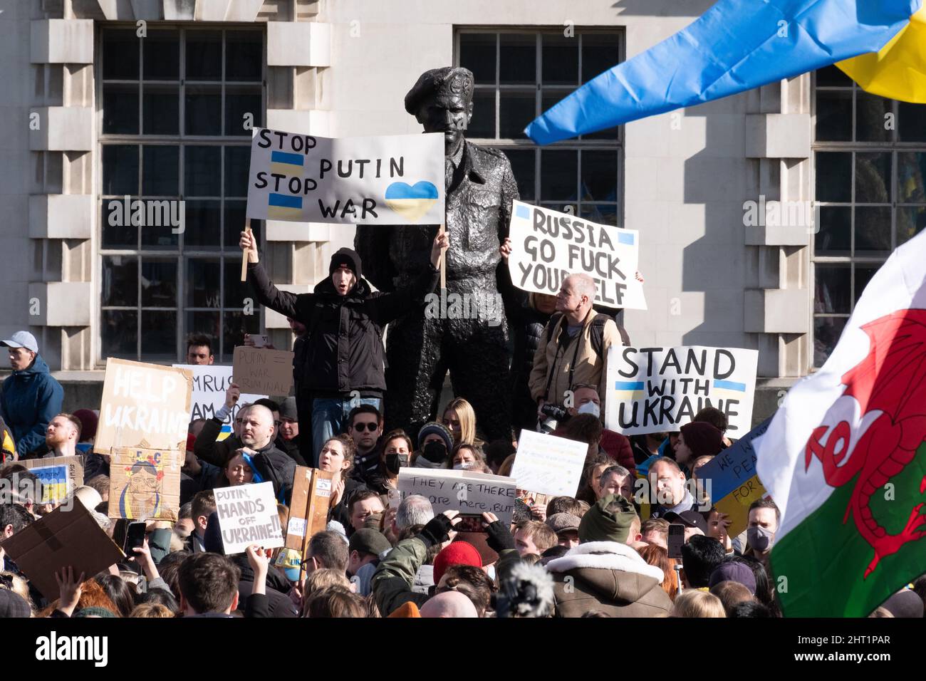 London, Großbritannien. 26.. Februar 2022. Ukrainer und Anhänger protestieren vor der Downing Street, während russische Truppen Regionen der Ukraine angreifen und besetzen. Demonstranten fordern ein Ende des Krieges und Boris Johnson verhängt Sanktionen gegen Russland, einige vergleichen Putin mit Hitler. Quelle: Joao Daniel Pereira Stockfoto
