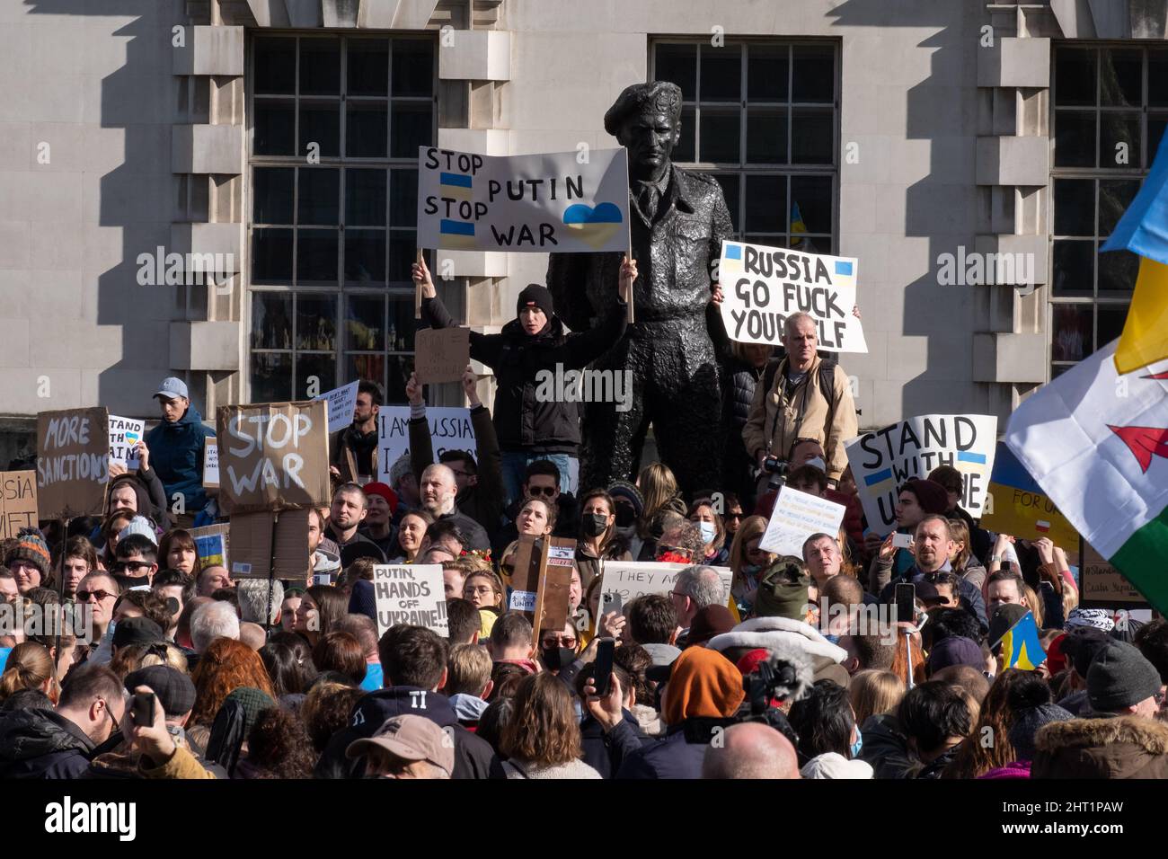 London, Großbritannien. 26.. Februar 2022. Ukrainer und Anhänger protestieren vor der Downing Street, während russische Truppen Regionen der Ukraine angreifen und besetzen. Demonstranten fordern ein Ende des Krieges und Boris Johnson verhängt Sanktionen gegen Russland, einige vergleichen Putin mit Hitler. Quelle: Joao Daniel Pereira Stockfoto