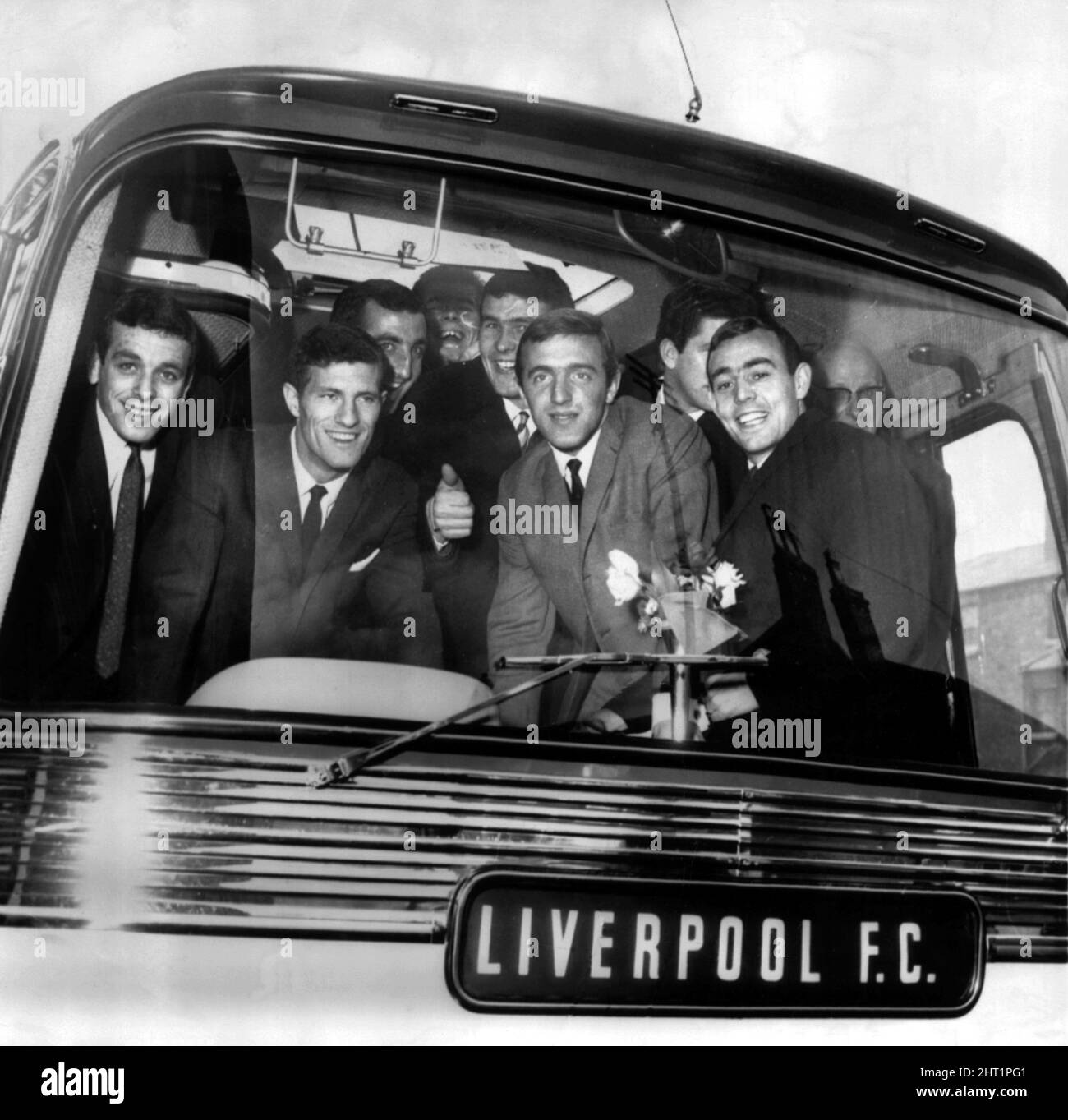 Fußballspieler aus Liverpool, voll guter Laune, als sie morgen zum Pokalspiel gegen Leicester City an Bord des Trainers gehen. Bild aufgenommen im März 1965. Das Spiel wurde von 0:0 gezogen, Liverpool gewann die Wiederholung bei Anfield 1-0 (10/03/1965). Ian St. John Stockfoto