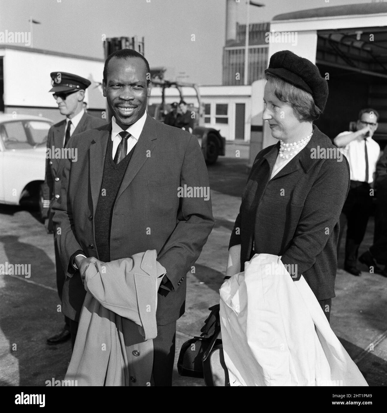 Der Premierminister von Bechuanaland, Seretse Khama, und seine Frau Ruth Williams Khama kommen aus Südafrika am Flughafen London an. 20.. Oktober 1965. Stockfoto