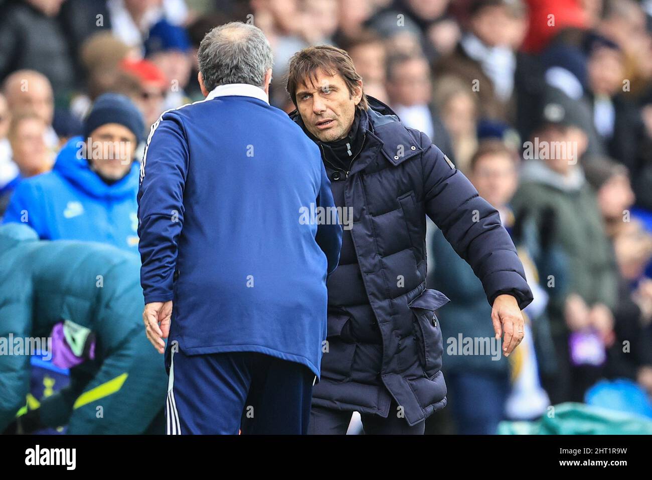 Marcelo Bielsa Manager von Leeds United schüttelt nach Tottenham mit 0-4 die Hände mit Antonio Conte Manager von Tottenham Hotspur Stockfoto