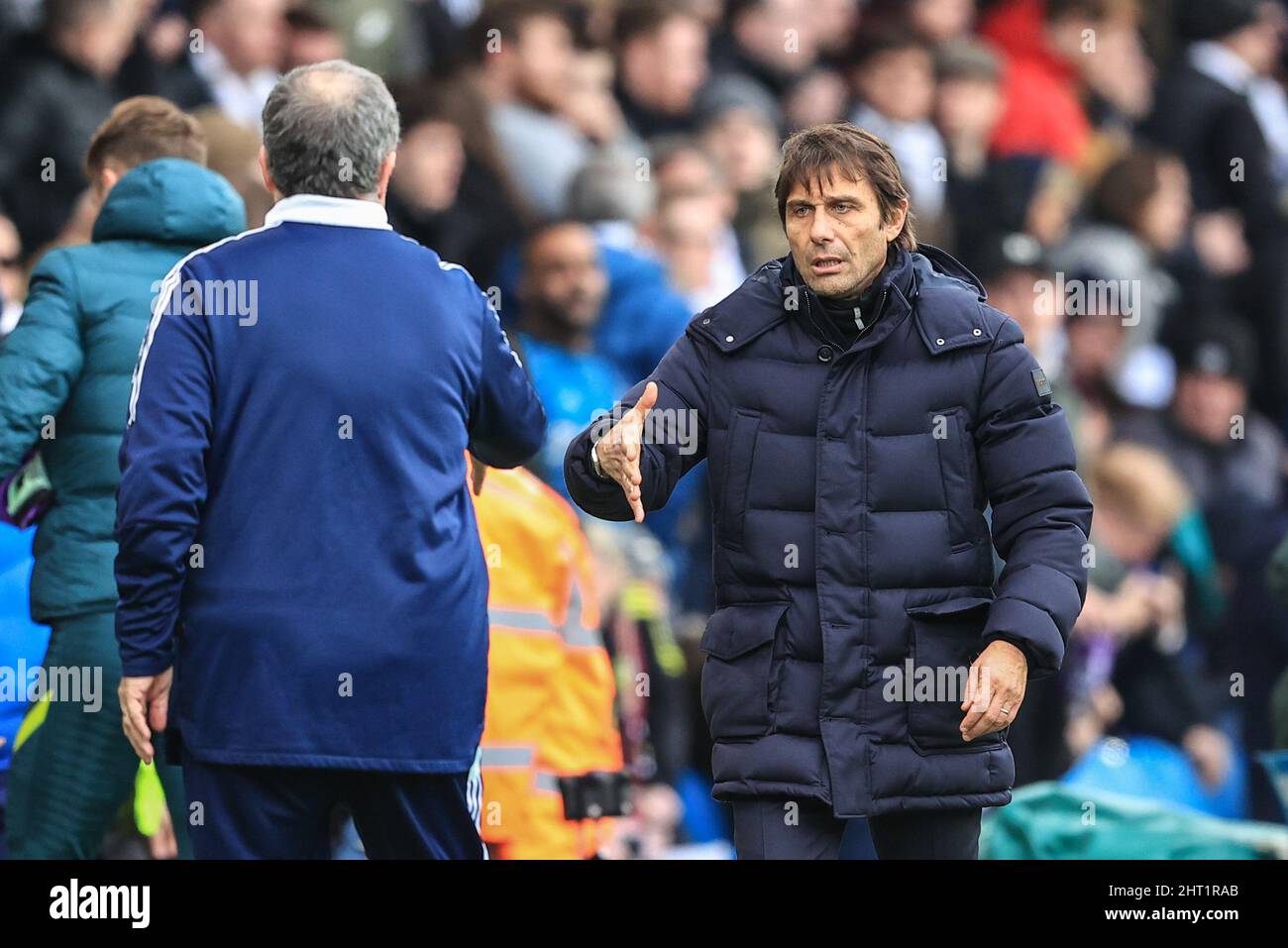 Marcelo Bielsa Manager von Leeds United schüttelt nach Tottenham mit 0-4 die Hände mit Antonio Conte Manager von Tottenham Hotspur Stockfoto
