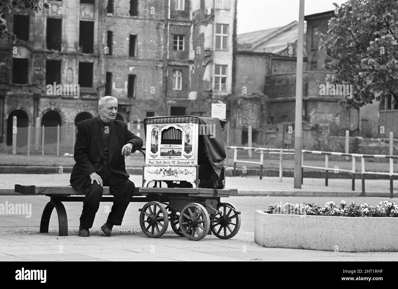 Szenen in Ost-Berlin, vier Jahre nach Beginn der Arbeiten am Bau der Berliner Mauer, die Ost und West trennt.26.. Mai 1965. Stockfoto