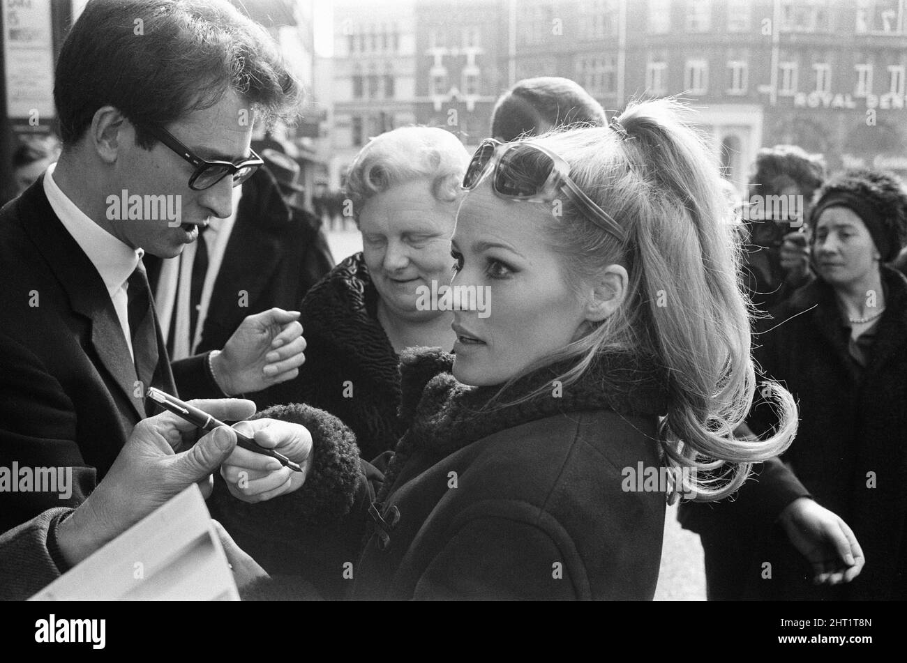 Proben vor der Royal Film Performance for Born Free, am Sonntag, 13.. März 1966, im Odeon, Leicester Square, London. Unser Bild zeigt... Ursula Andress signiert Autogramme vor dem Theater. Stockfoto