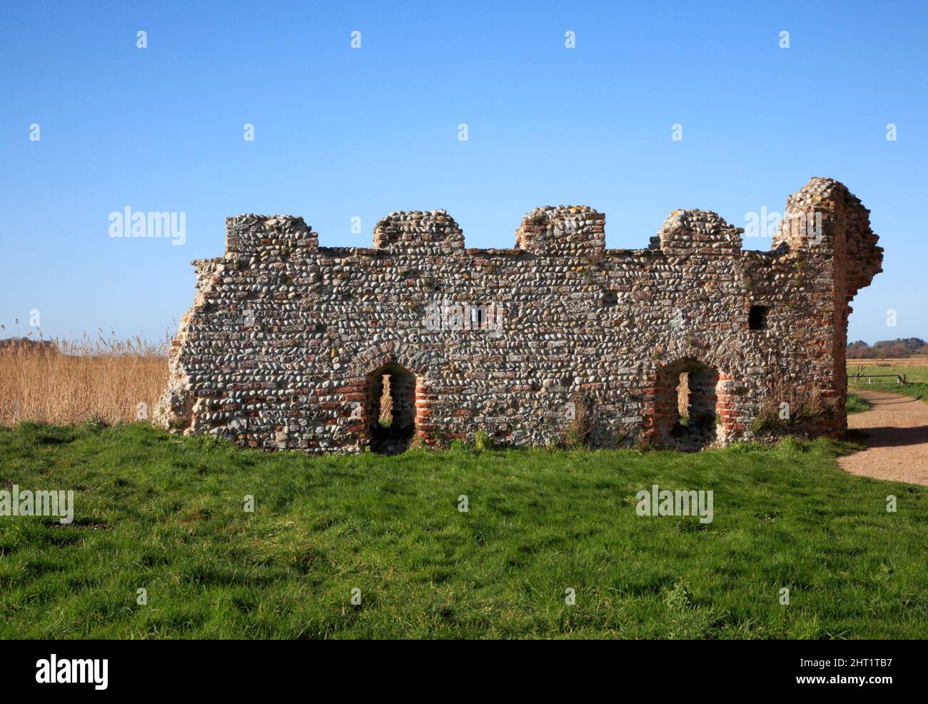 Die Überreste eines Mauerabschnitts beim zerstörten Gatehouse in der St. Benet's Abbey auf den Norfolk Broads in Horning, Norfolk, England, Vereinigtes Königreich. Stockfoto