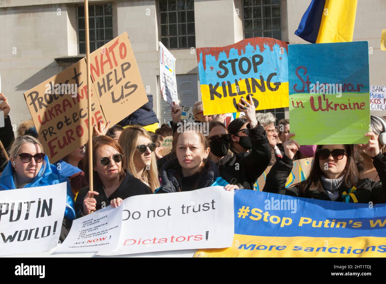 London, Großbritannien, 26. Februar 2022: In Whitehall versammelten sich riesige Menschenmengen, um ihre Unterstützung für die Ukraine und ihre Bevölkerung auszudrücken. Viele waren ukrainische Expats, die in London lebten. Andere sind ausländische Russen, die Wladimir Putin nicht unterstützen, sowie Menschen aus anderen ehemaligen Sowjetrepubliken und viele britische Unterstützer. Viele Zeichen verglichen Putin mit Hitler oder Stalin. Andere forderten Unterstützung für Flüchtlinge, stärkere Sanktionen, ein Verbot Russlands von Swift und die NATO, eine Flugverbotszone über der Ukraine durchzusetzen. Anna Watson/Alamy Live News Stockfoto