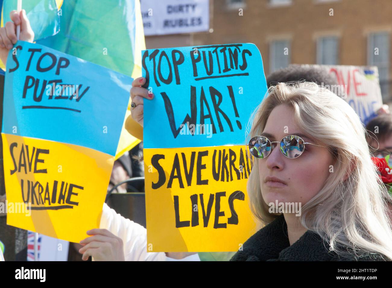 London, Großbritannien, 26. Februar 2022: In Whitehall versammelten sich riesige Menschenmengen, um ihre Unterstützung für die Ukraine und ihre Bevölkerung auszudrücken. Viele waren ukrainische Expats, die in London lebten. Andere sind ausländische Russen, die Wladimir Putin nicht unterstützen, sowie Menschen aus anderen ehemaligen Sowjetrepubliken und viele britische Unterstützer. Viele Zeichen verglichen Putin mit Hitler oder Stalin. Andere forderten Unterstützung für Flüchtlinge, stärkere Sanktionen, ein Verbot Russlands von Swift und die NATO, eine Flugverbotszone über der Ukraine durchzusetzen. Anna Watson/Alamy Live News Stockfoto