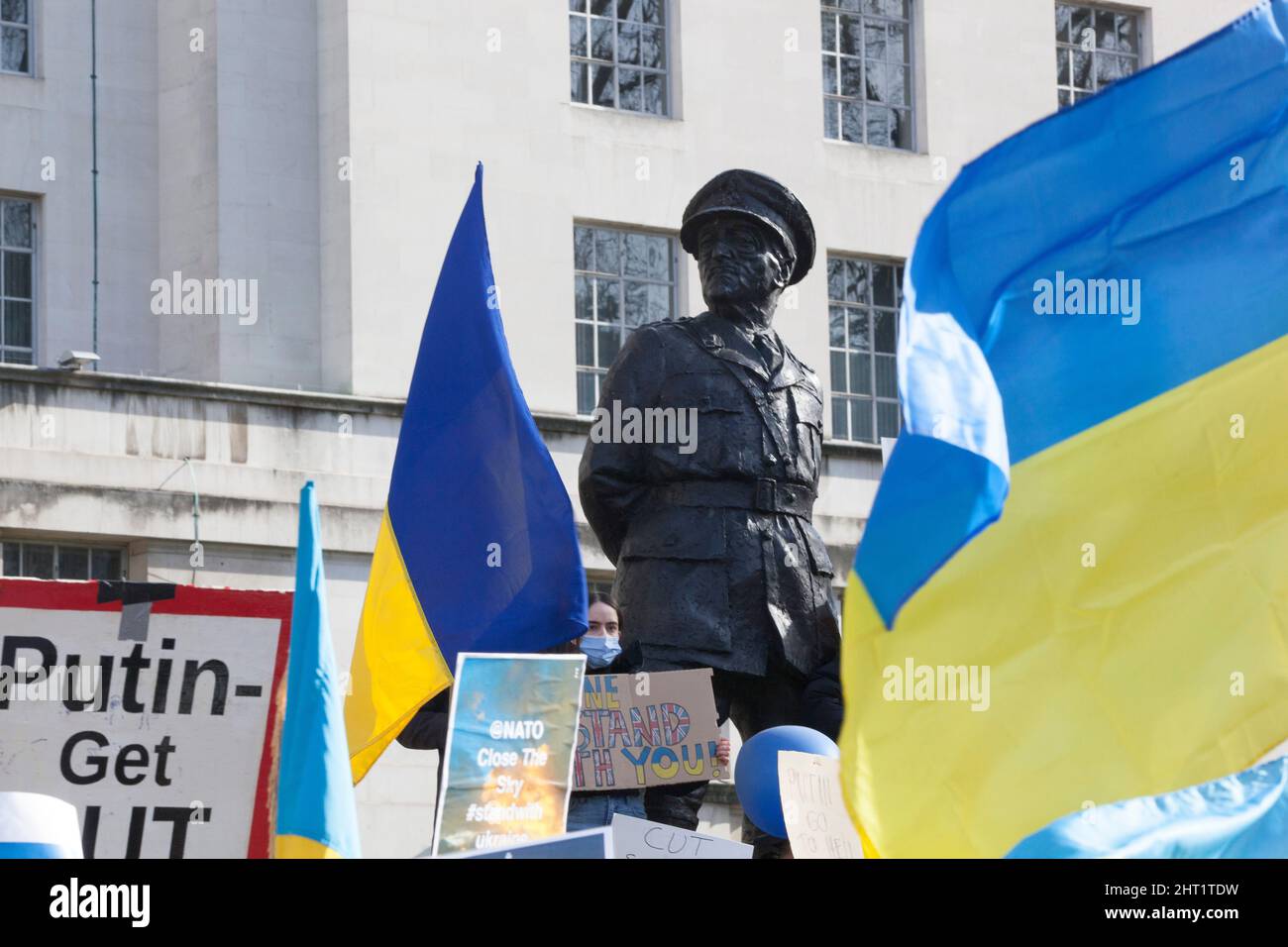 London, Großbritannien, 26. Februar 2022: In Whitehall versammelten sich riesige Menschenmengen, um ihre Unterstützung für die Ukraine und ihre Bevölkerung auszudrücken. Viele waren ukrainische Expats, die in London lebten. Andere sind ausländische Russen, die Wladimir Putin nicht unterstützen, sowie Menschen aus anderen ehemaligen Sowjetrepubliken und viele britische Unterstützer. Viele Zeichen verglichen Putin mit Hitler oder Stalin. Andere forderten Unterstützung für Flüchtlinge, stärkere Sanktionen, ein Verbot Russlands von Swift und die NATO, eine Flugverbotszone über der Ukraine durchzusetzen. Anna Watson/Alamy Live News Stockfoto